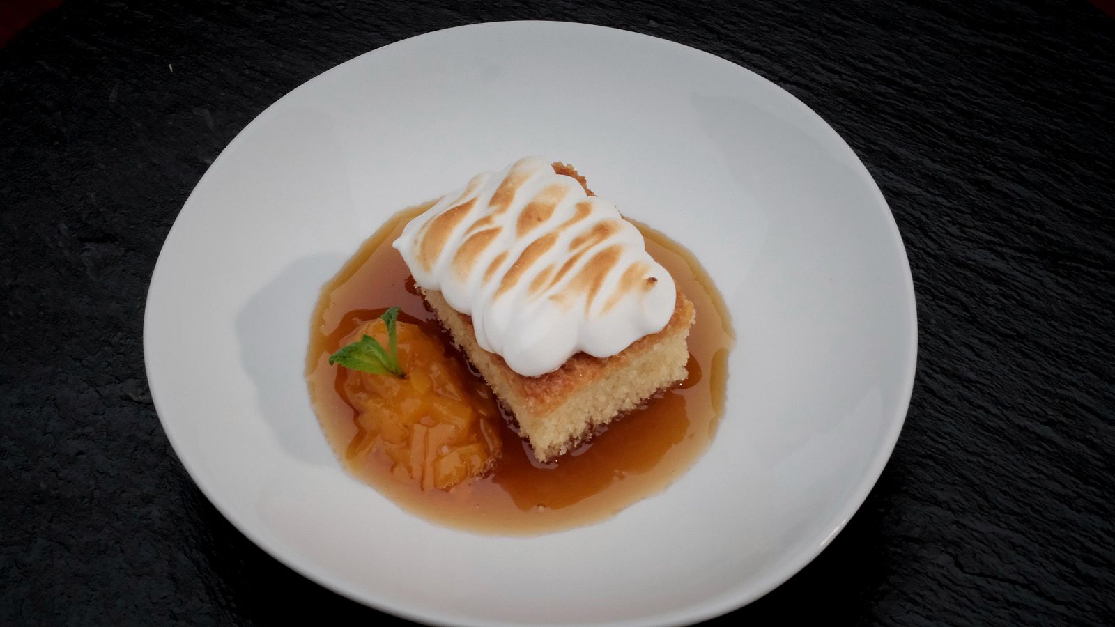 Receta de Bizcocho borracho, merengue y confitura de melocotón con miel