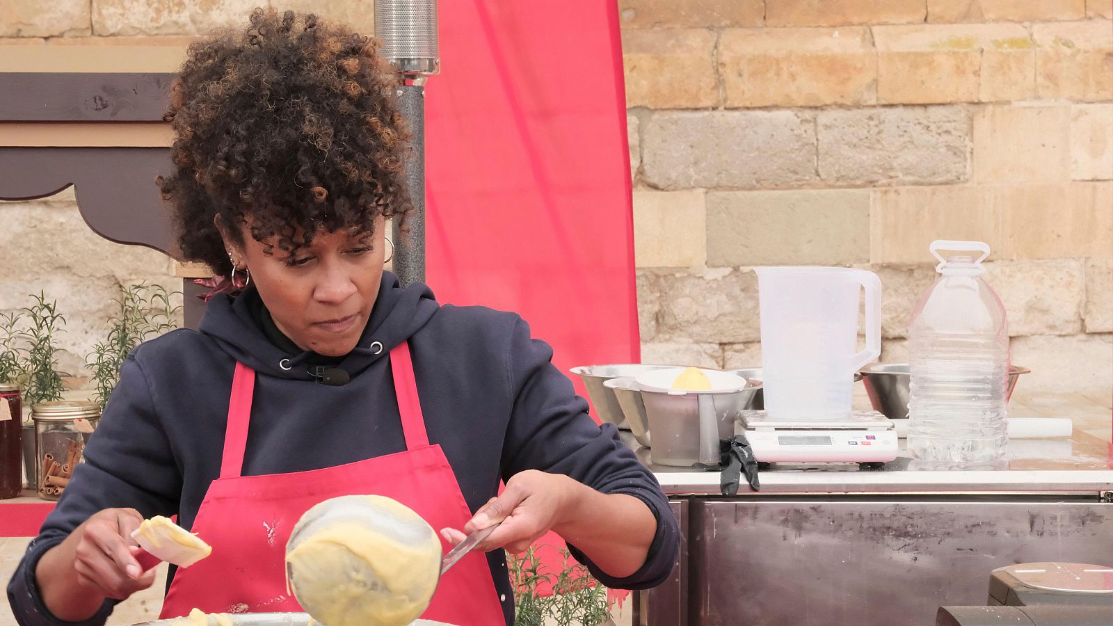 Choco, en el cocinado de exteriores del programa 4