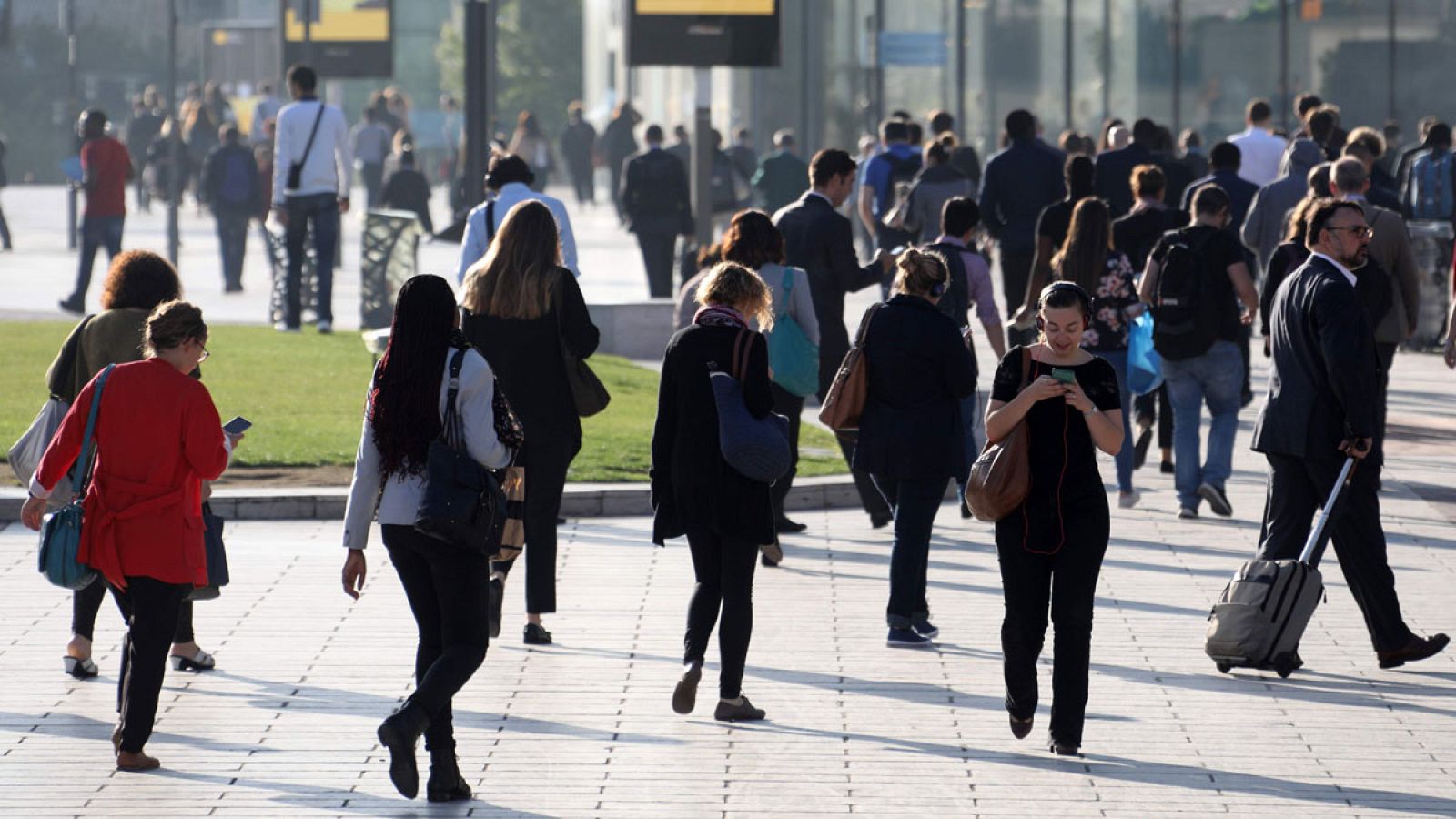 Varias personas se dirigen a sus puestos de trabajo