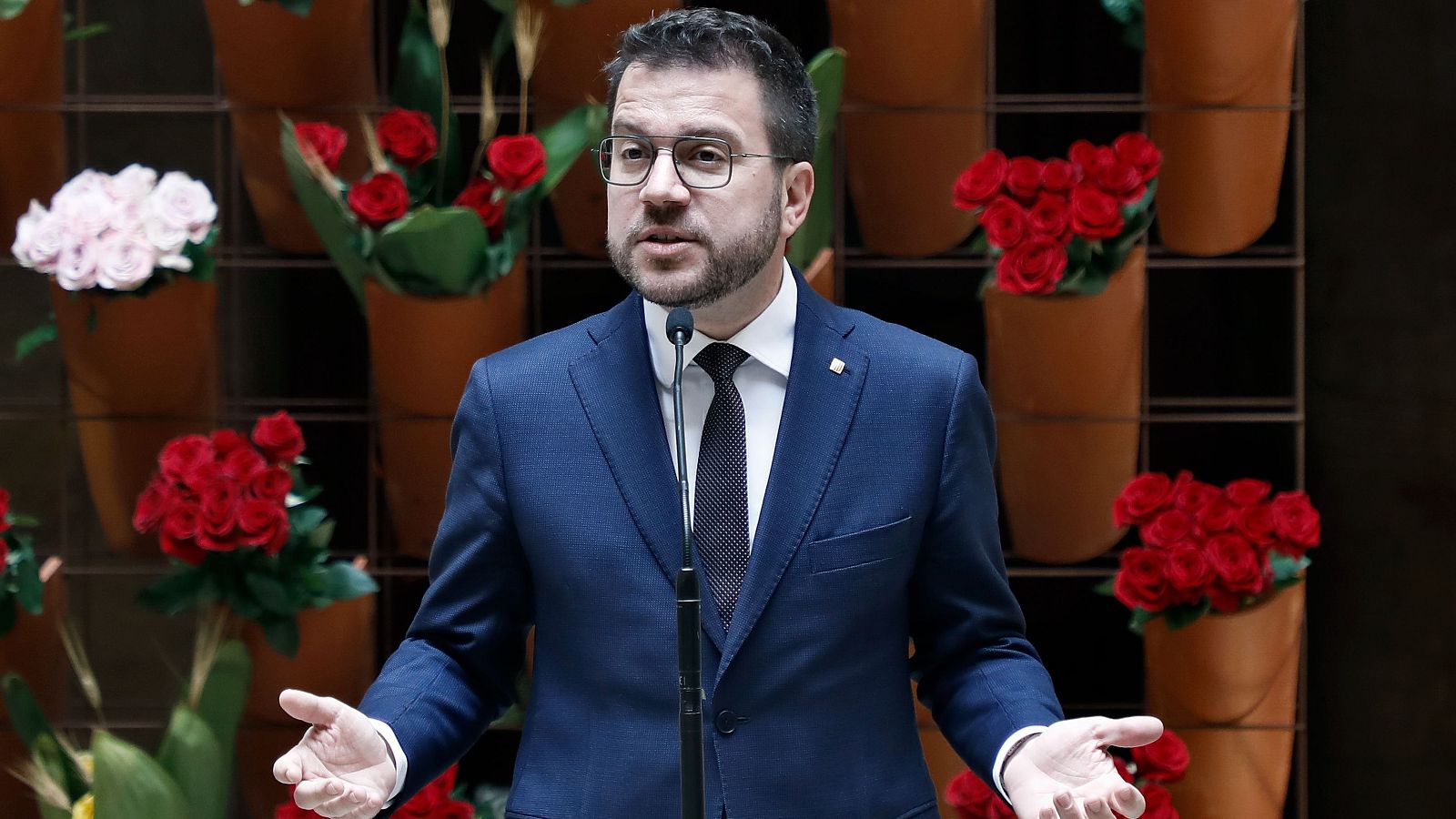 El president de la Generalitat, Pere Aragonès, durant la seva declaració en el Palau de la Generalitat per la celebració oficial amb motiu de la festivitat de Sant Jordi.