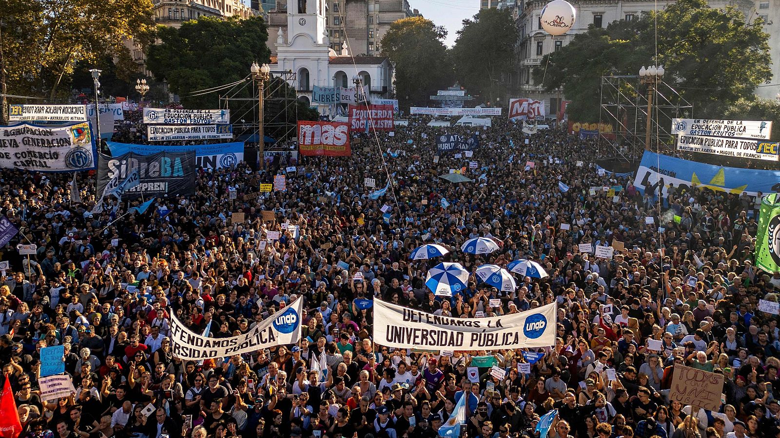 Miles de personas marchan en Buenos Aires contra los recortes en educación