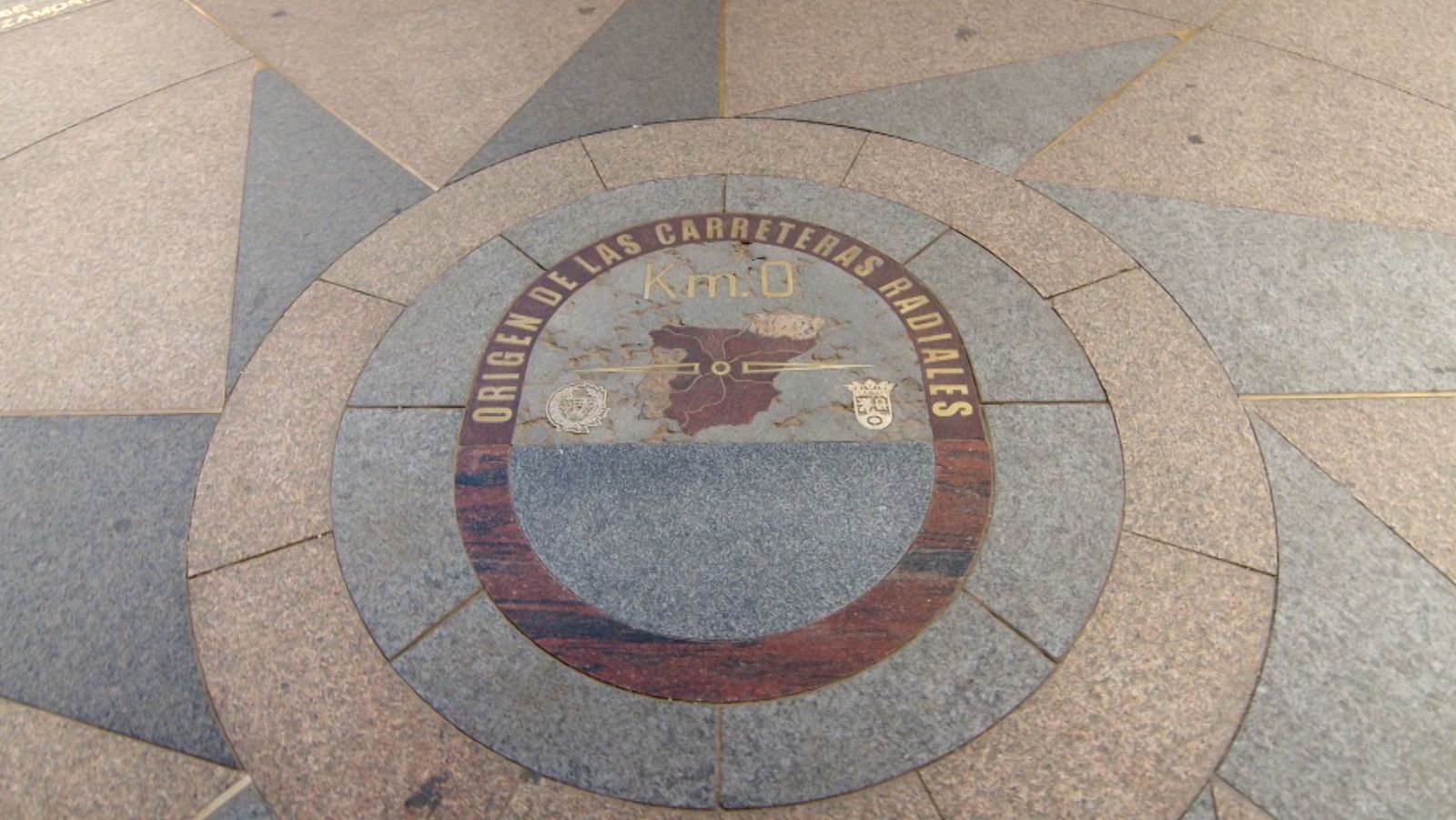 Placa en el kilómetro 0 en la Puerta del Sol de Madrid