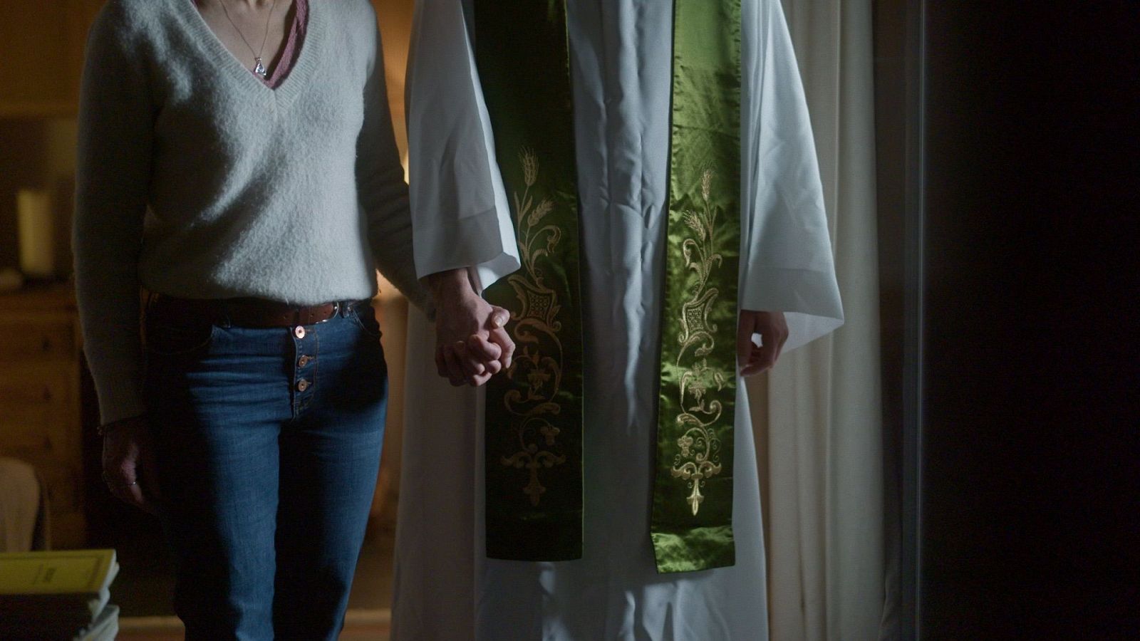 Sacerdote da la mano a una mujer