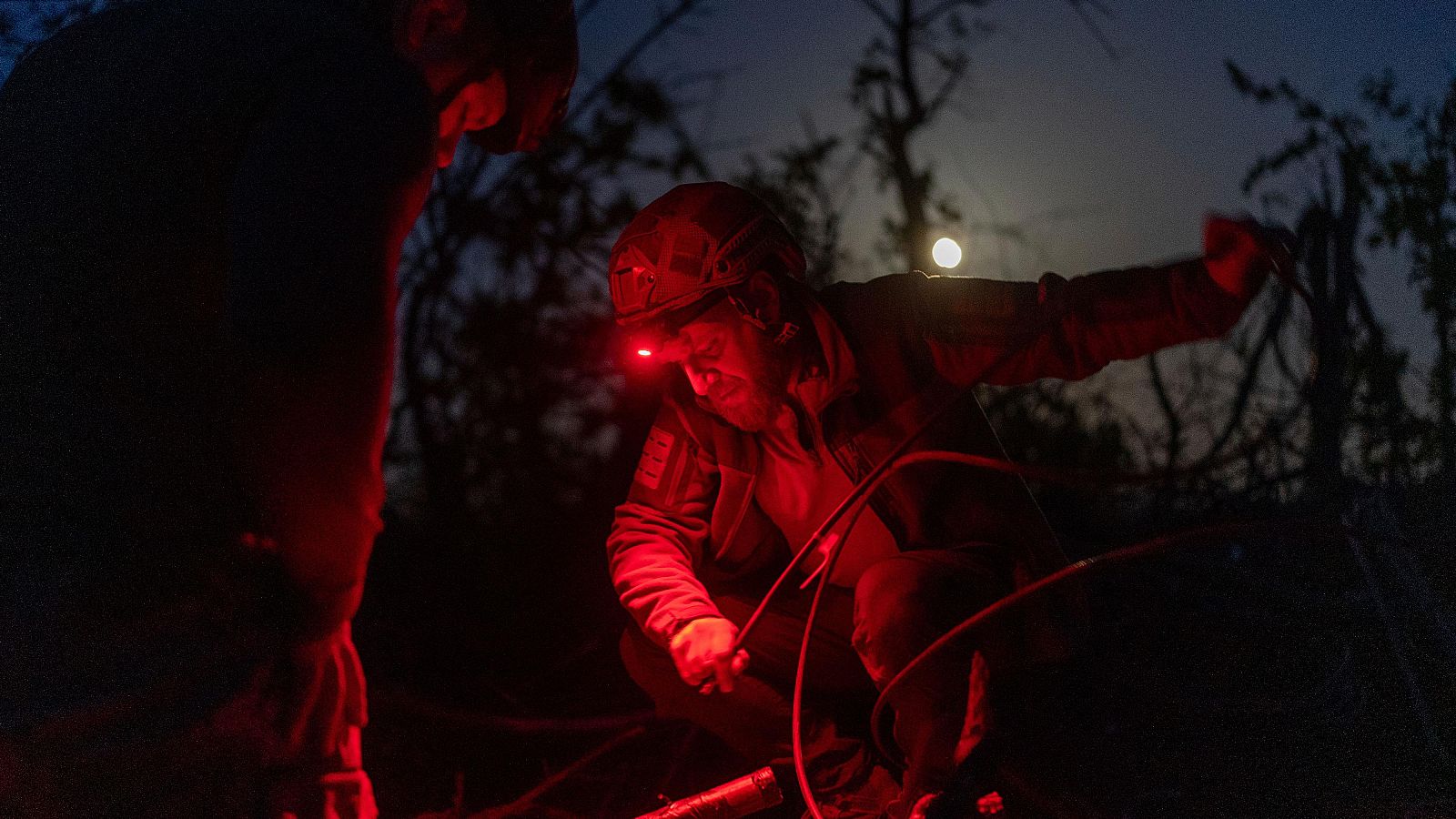 Militares ucranianos de la unidad Código 9.2 ajustan una antena en primera línea