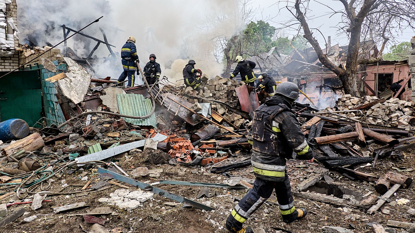 Rescatistas ucranianos trabajan en la ciudad de Derhachi (Jarkov) lugar después de que una bomba planeadora rusa impactara en un edificio residencial