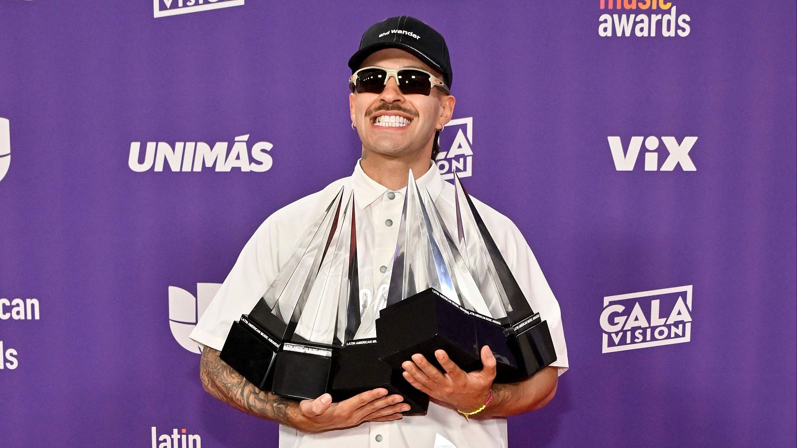 Feid, ganador de seis premios de los Latin American Music Awards 2024.