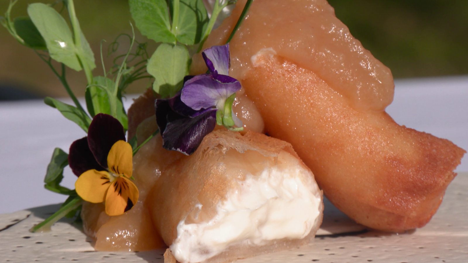 Receta de rollitos de puerro, queso y manzana