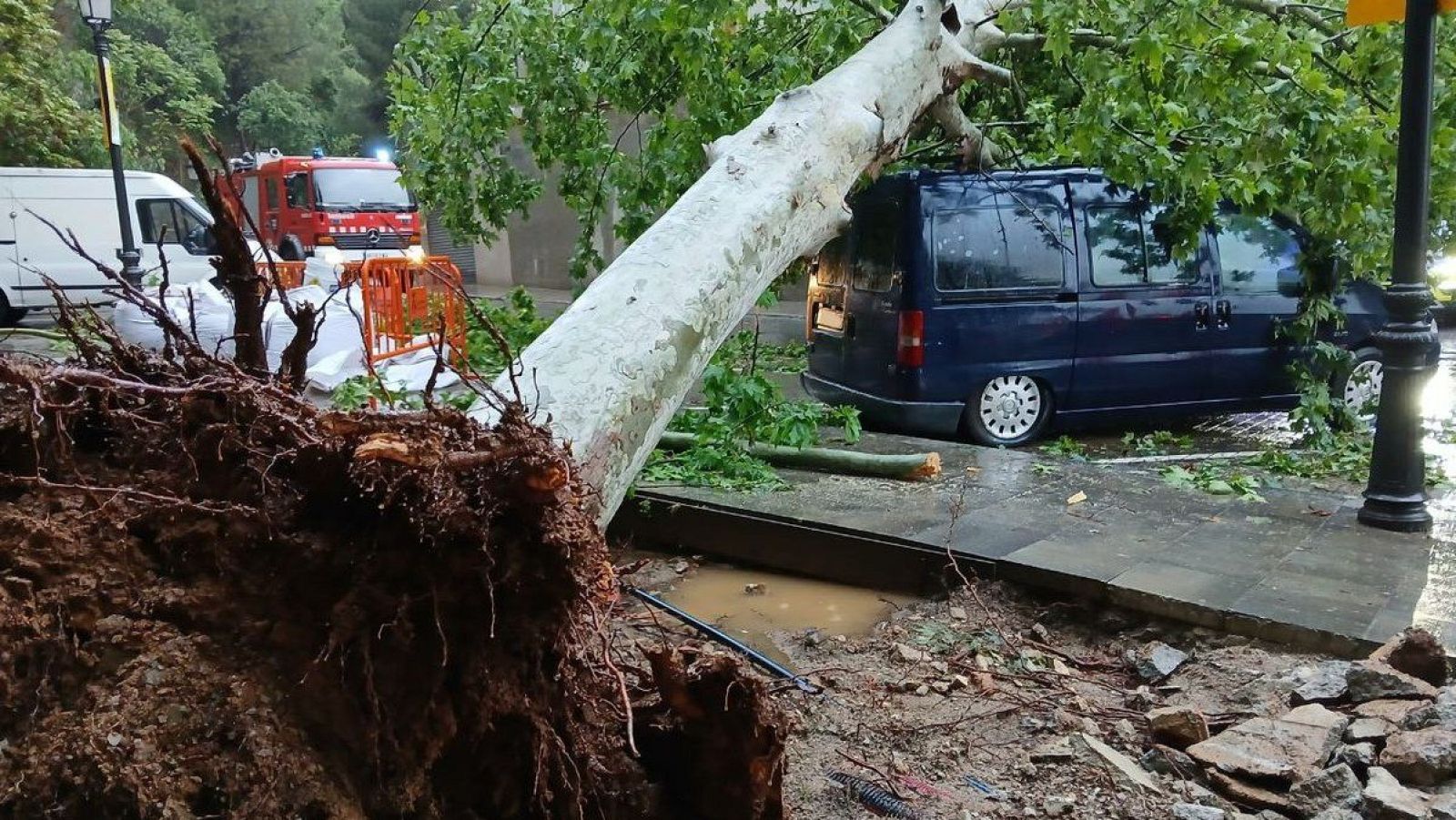 Els Bombers atenen prop de 500 avisos pel temporal de pluja a Catalunya