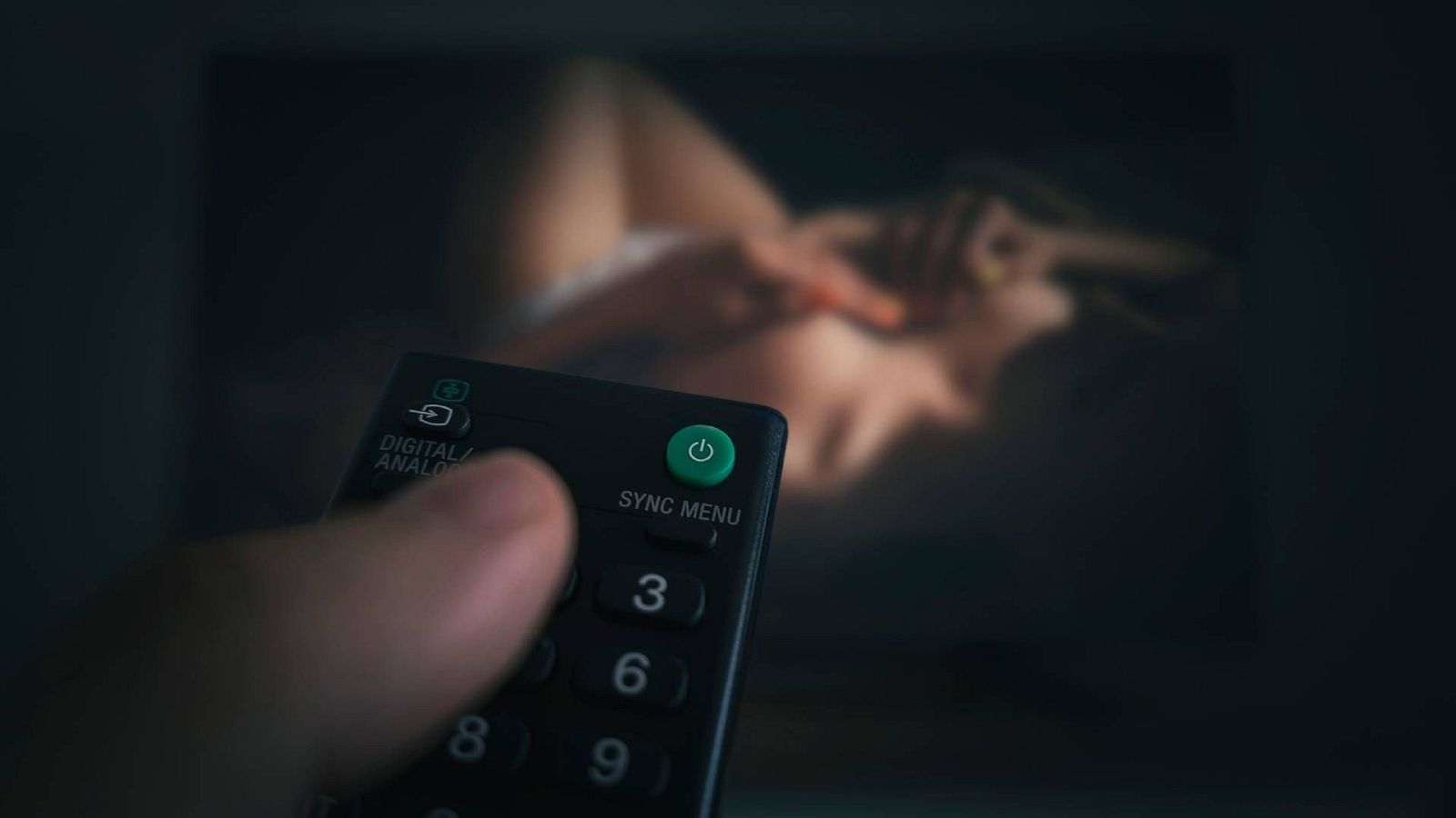 El Gobierno última el mecanismo para impedir el acceso a la pornografía a menores, que oligará a presentar el DNI