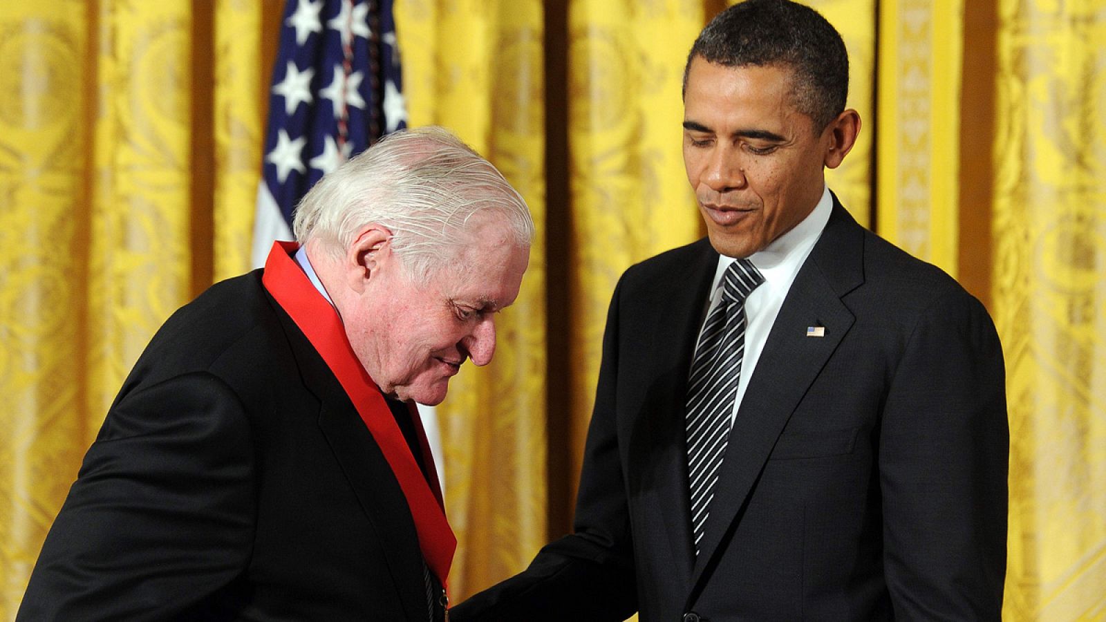 El poeta John Ashbery con el expresidente Barack Obama cuando le entregó la Medalla de las Artes en 2012.