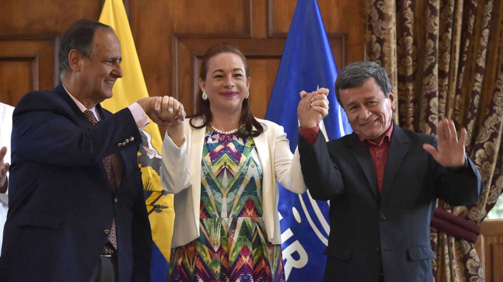 El negociador del Gobierno de Colombia, Juan Camilo Restrepo (i), y de la guerrilla del ELN, Pablo Beltrán