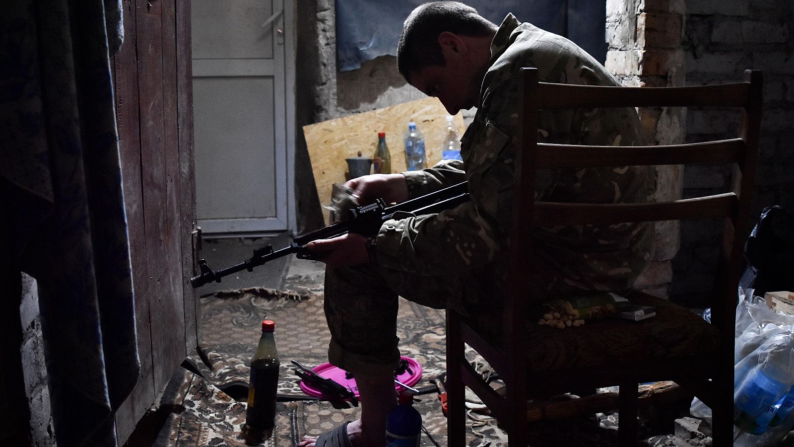Un militar de la 141.ª brigada de infantería separada de Ucrania limpia su arma