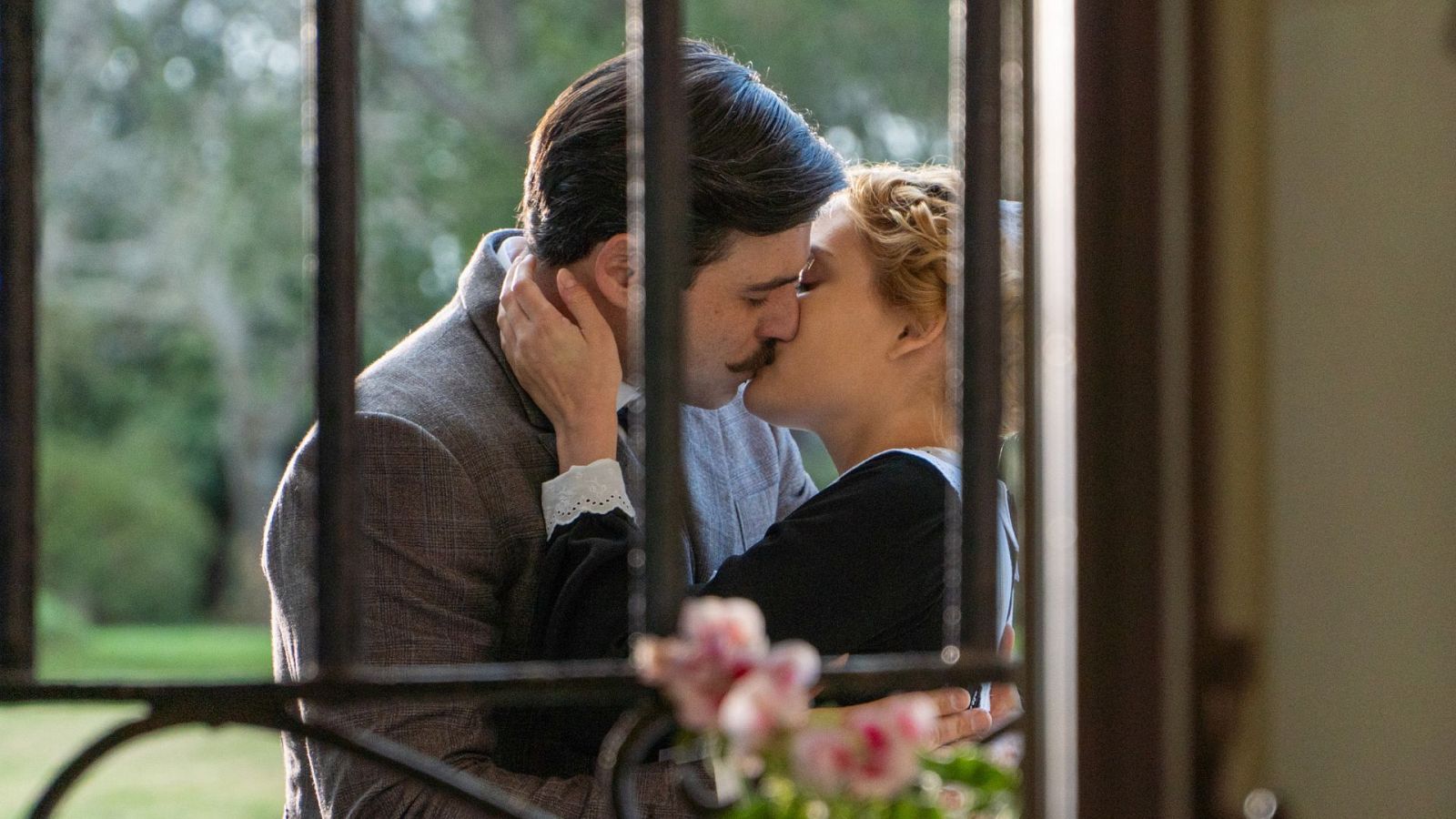 La Promesa: Jana y Manuel rompen el muro que les separaba