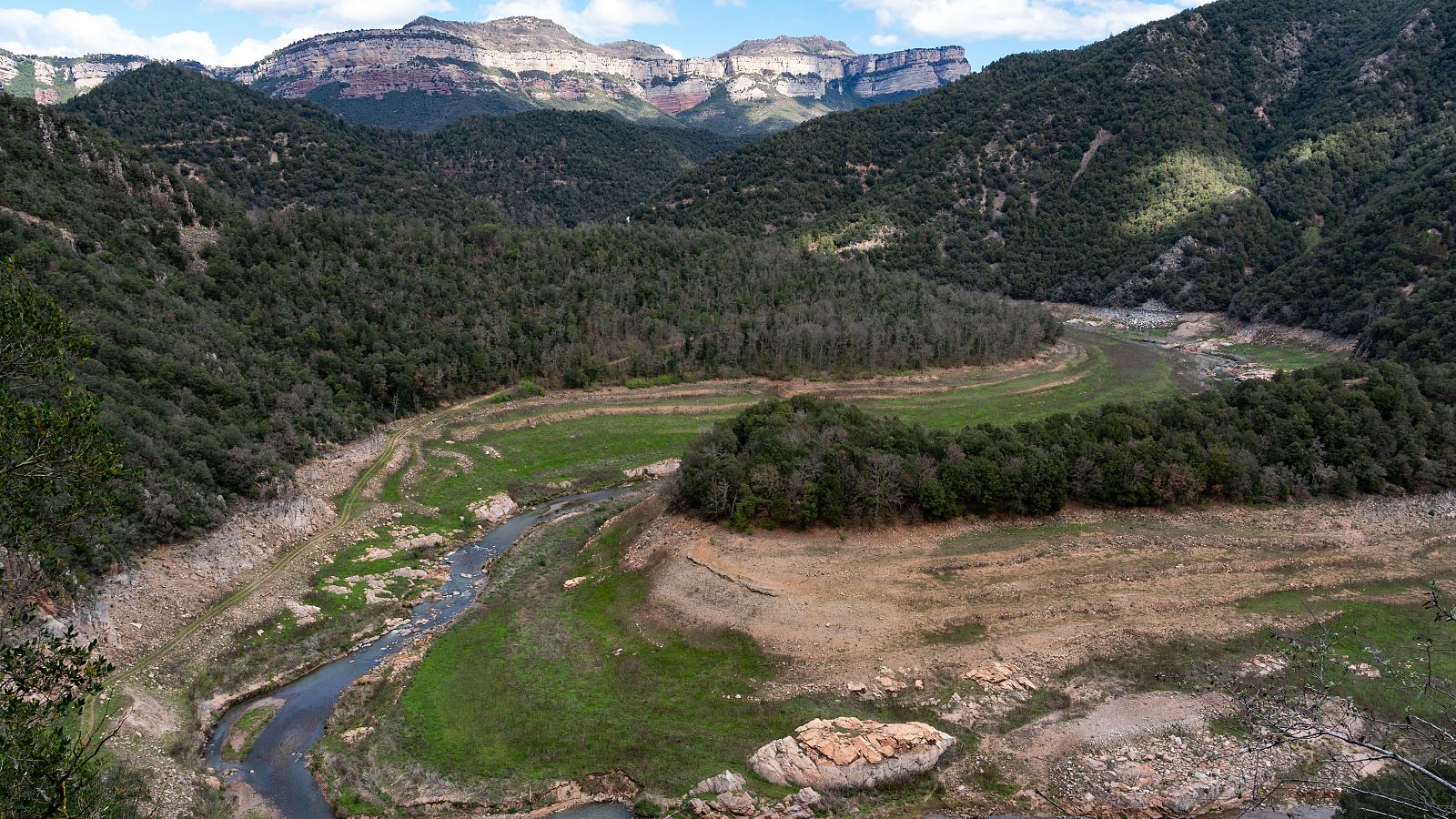 Vista del rio Ter en la cabecera del pantano de Sau, símbolo de la sequía el último año