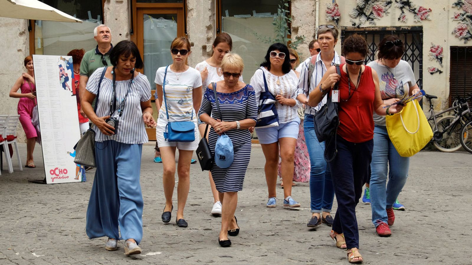 Un grupo de turistas pasean por las calles de Valencia