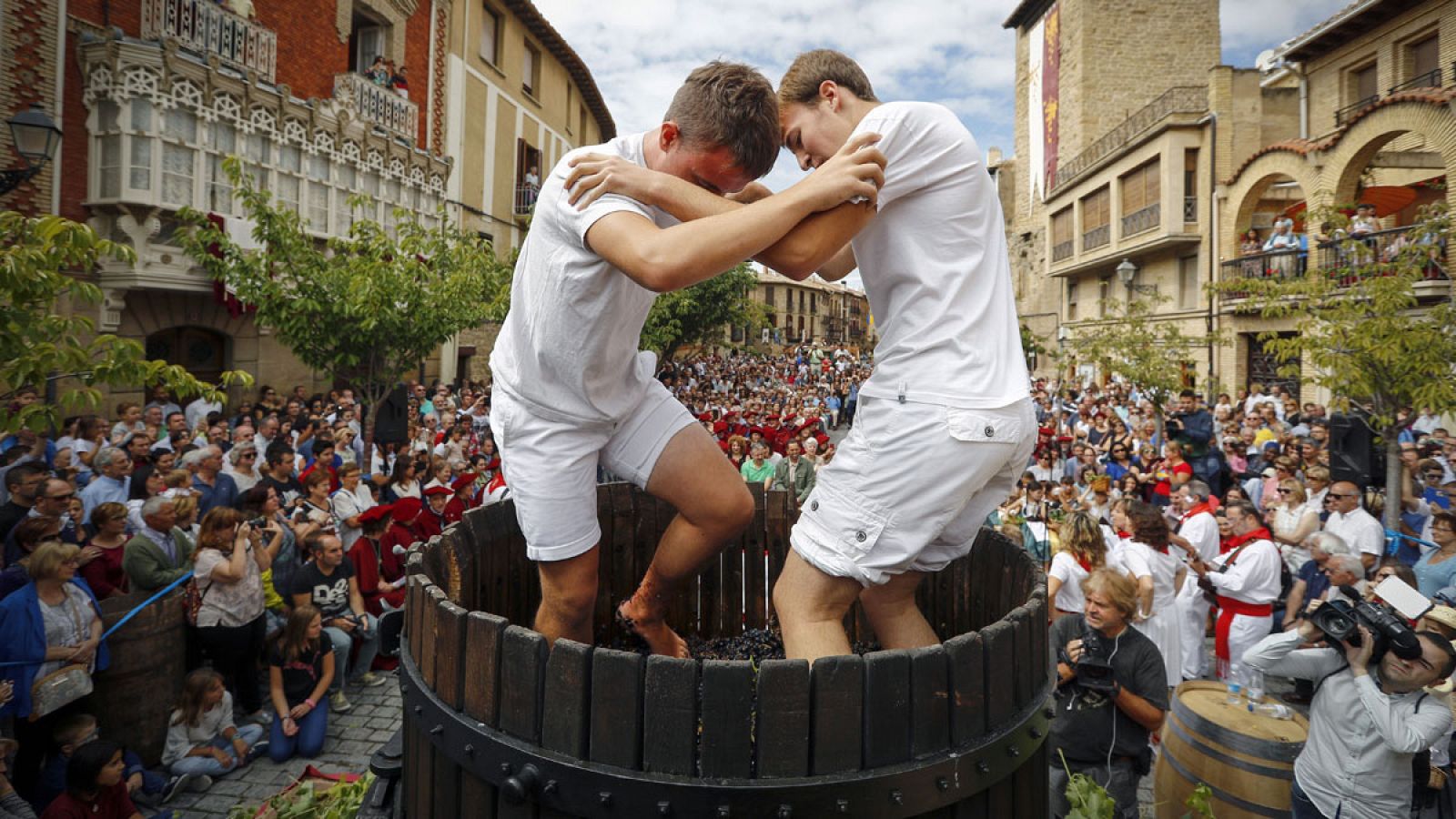 Tradicional pisado de la uva en Olite