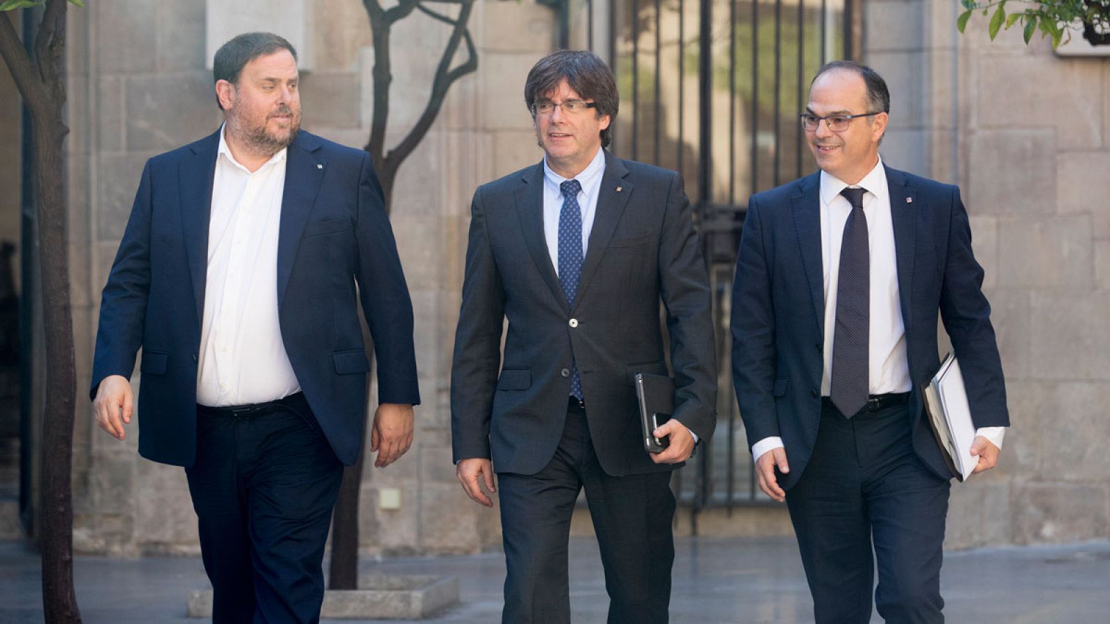 El presidente catalán Carles Puigdemont  junto al vicepresidente, Oriol Junqueras, y el conseller Jordi Turull