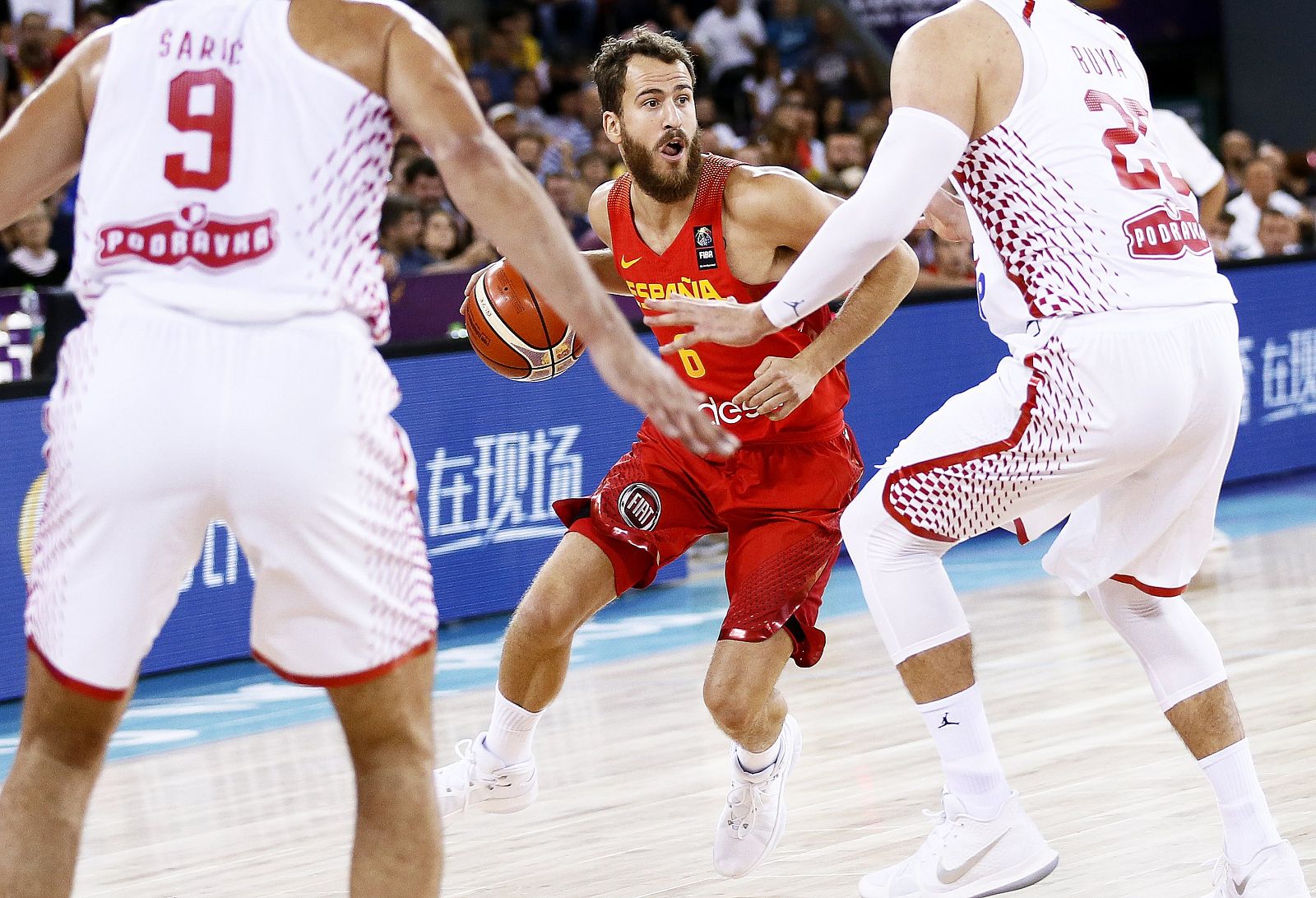 'El Chacho' Rodríguez, ante la defensa croata