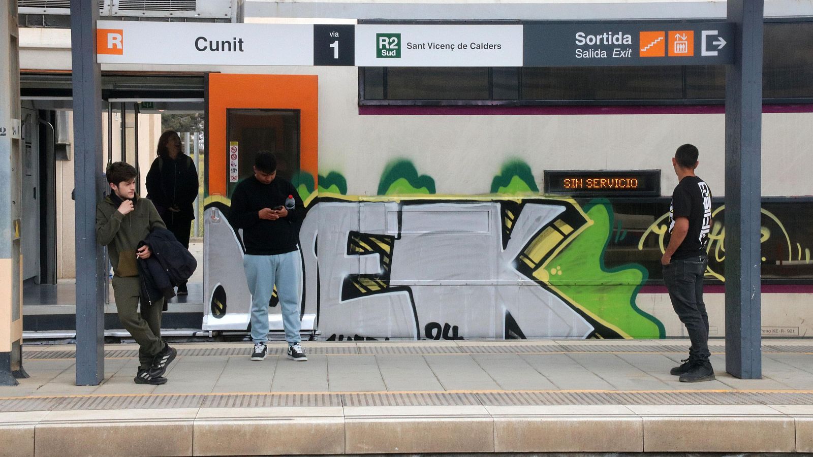 Usuaris de l'R2 a l'estació de Cunit (imatge d'arxiu)