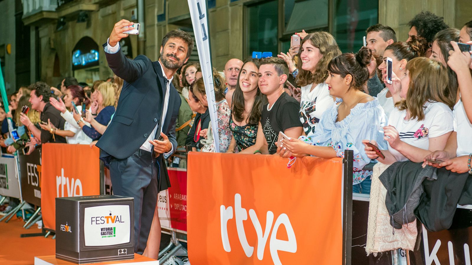 Hugo Silva, en la première de El ministerio del tiempo en Vitoria