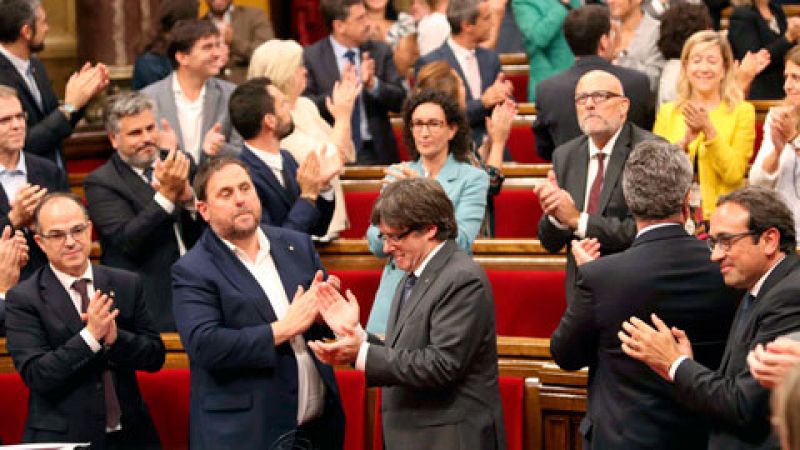 Las fuerzas independentistas aprueban la ley del referéndum en un pleno que la oposición considera "ilegal" 