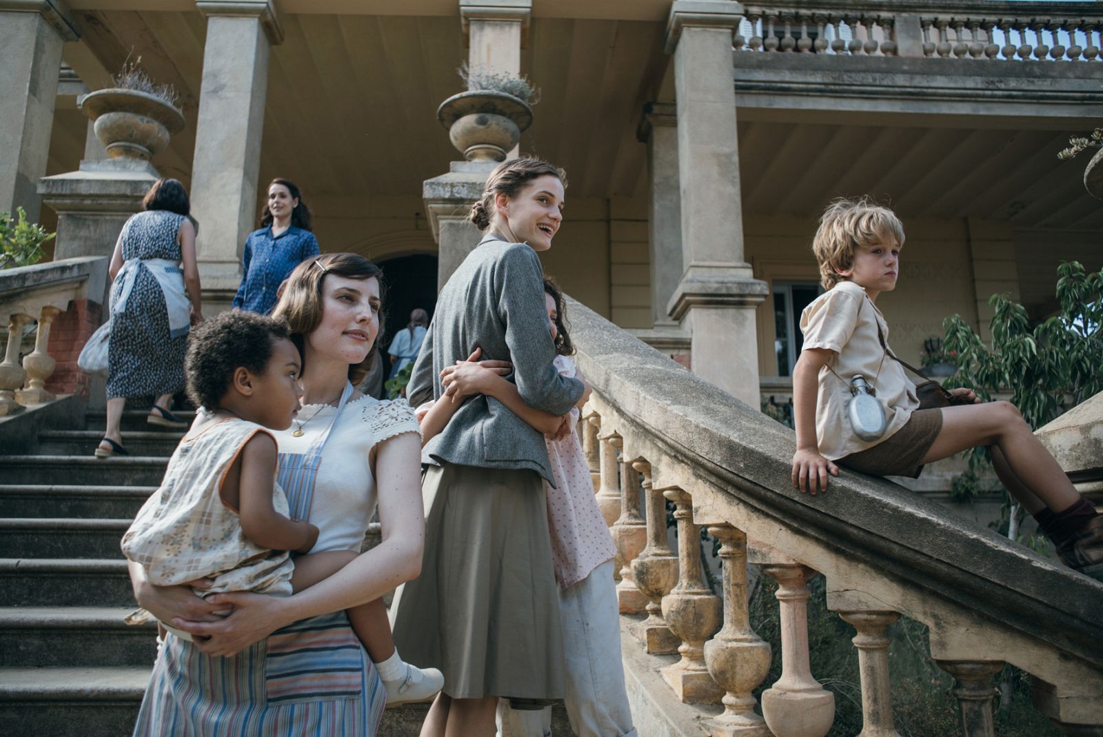 Noemie Schmidt y Natalia de Molina en una escena de la película