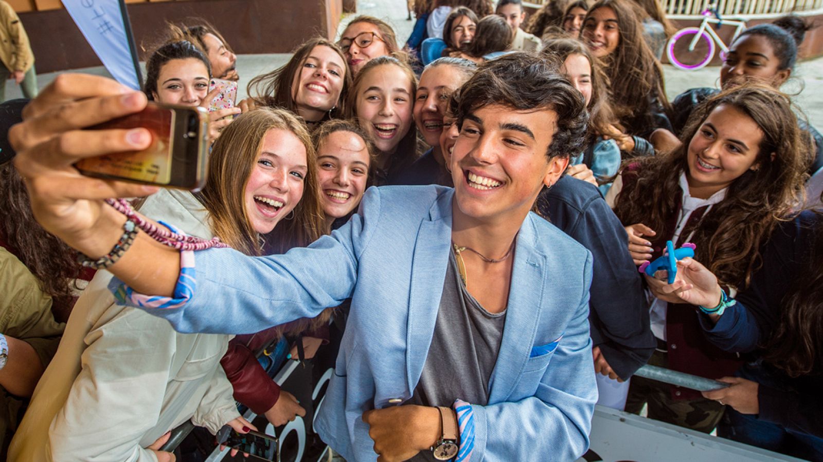 El actor se hizo selfies y firmó autógrafos a las fans que esperaban en la puerta.