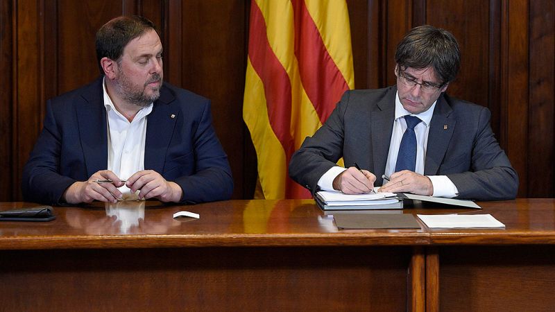 Puigdemont y los consellers firman el decreto de convocatoria del referéndum del 1 de octubre