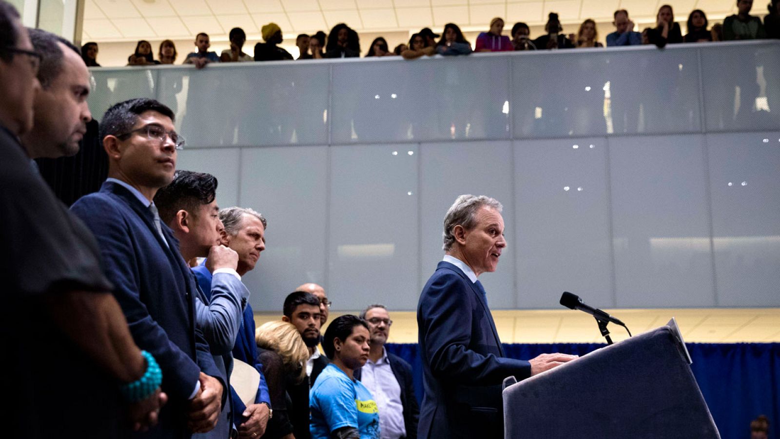 El fiscal general de Nueva York, Eric Schneiderman, anuncia la presentación de la demanda contra la eliminación del DACA rodeado de "soñadores"