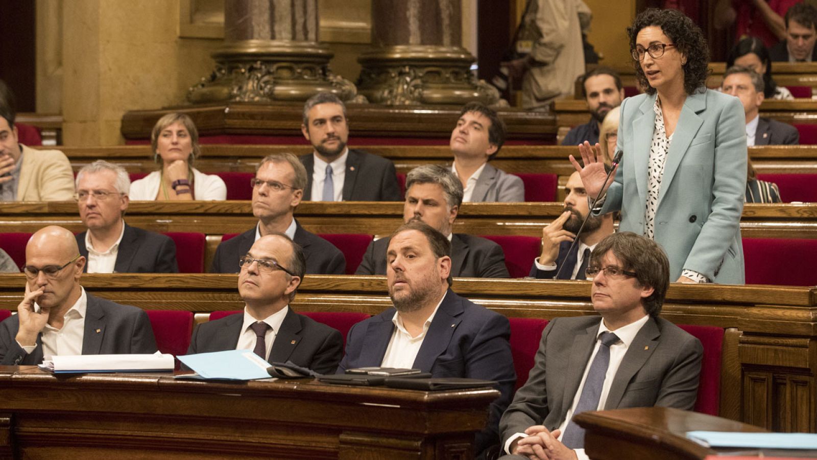 El pleno del Parlament de Cataluña, reunido en una sesión maratoniana y caótica.