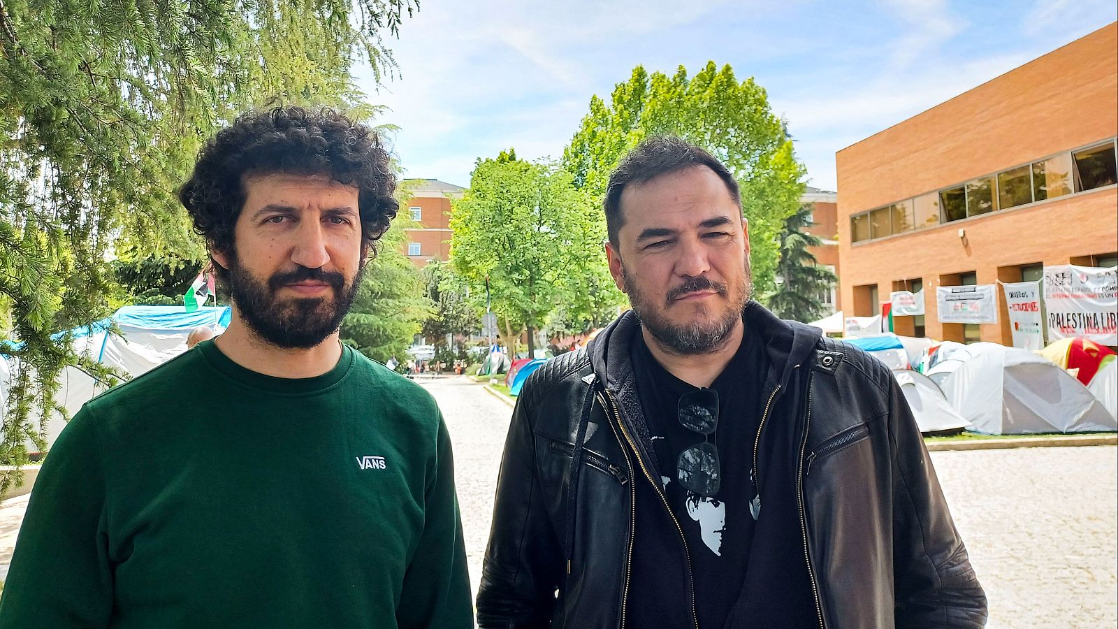 Los cantautores Marwan (i) e Ismael Serrano (d), se han sumado este jueves al tercer día de acampada indefinida de estudiantes a favor de Palestina