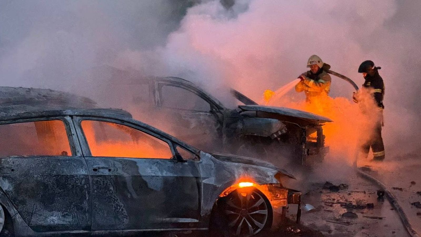 Bomberos rusos tratan de extinguir un incendio tras un ataque aéreo ucraniano en la región de Bélgorod