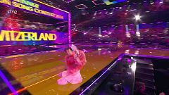 Nemo se marca un Sergio Ramos y rompe el Micrófono de Cristal en Eurovisión al celebrar su victoria