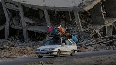 Familias enteras salen obligadas de Ráfah mientras persisten los bombardeos israelíes: "Mis hijos lloran pidiendo agua"