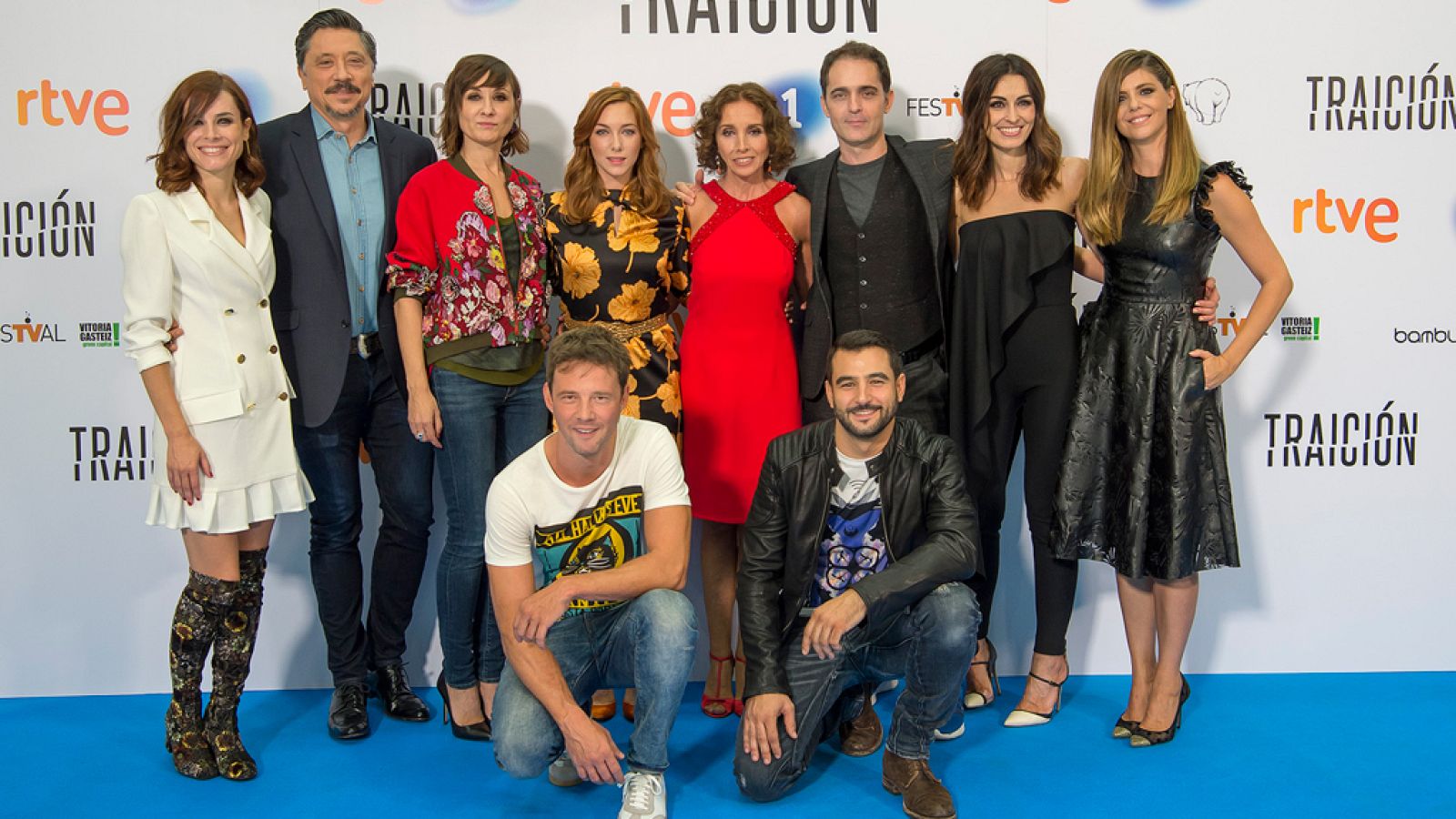 El reparto al completo de la serie 'Traición'.