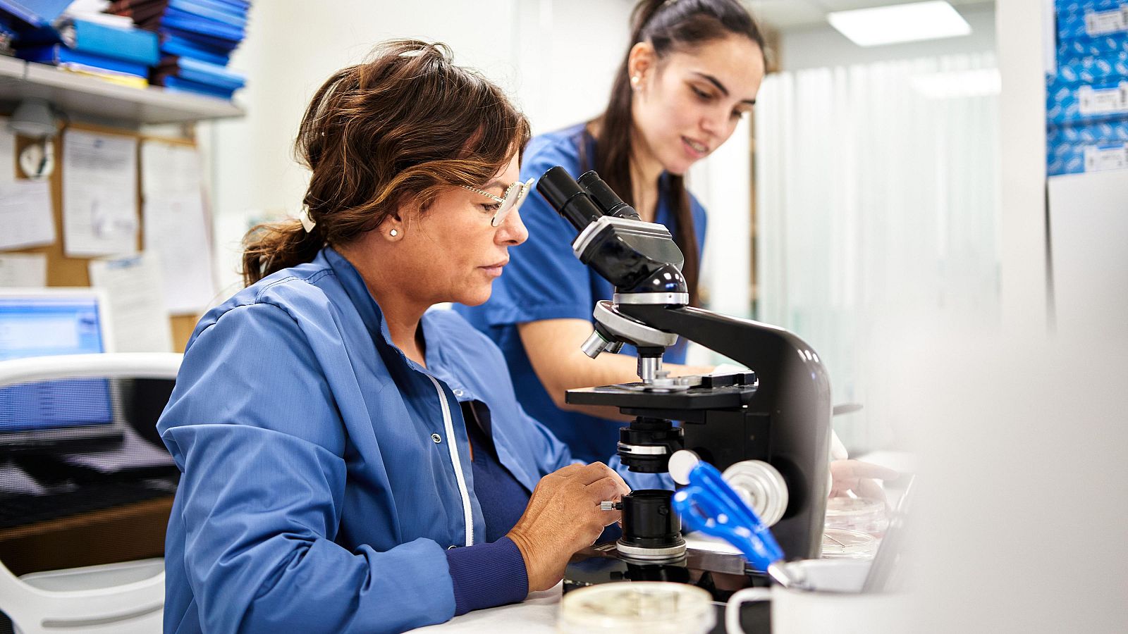 Pagar 17.000 euros para cotizar prácticas de hace más de una década: el dilema de los científicos españoles