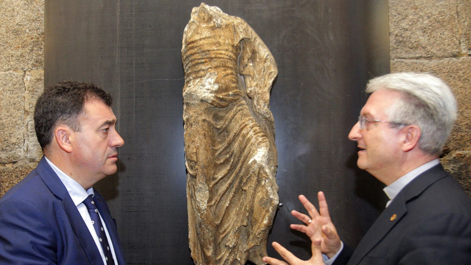 El conselleiro de Cultura de la Xunta, Román Rodríguez y el director de la Fundación Catedral de Santiago, Daniel Lorenzo en la presentación de "Figura masculina mutilada".