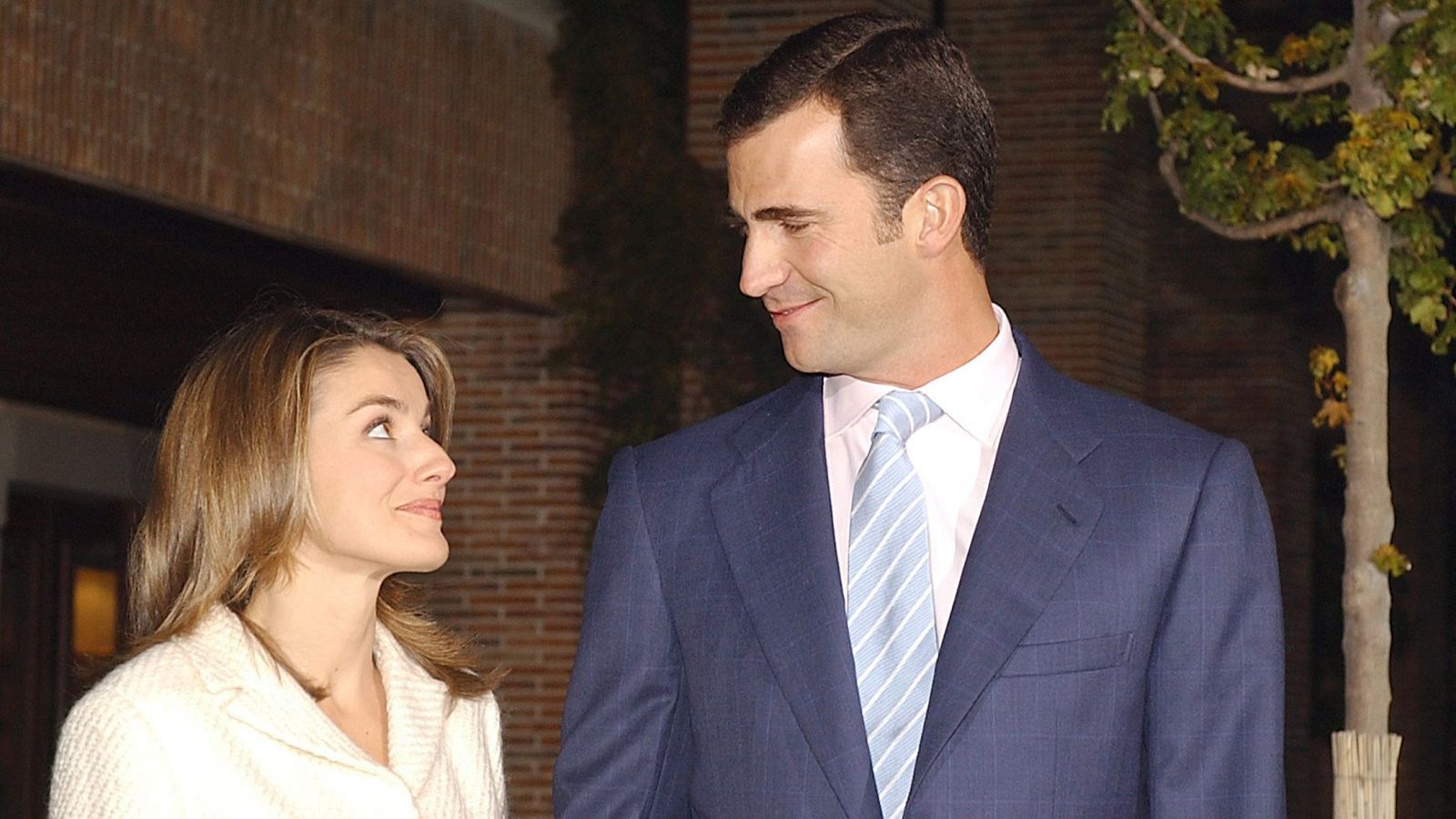 Felipe VI y Letizia Ortiz se miran tras empezar a salir