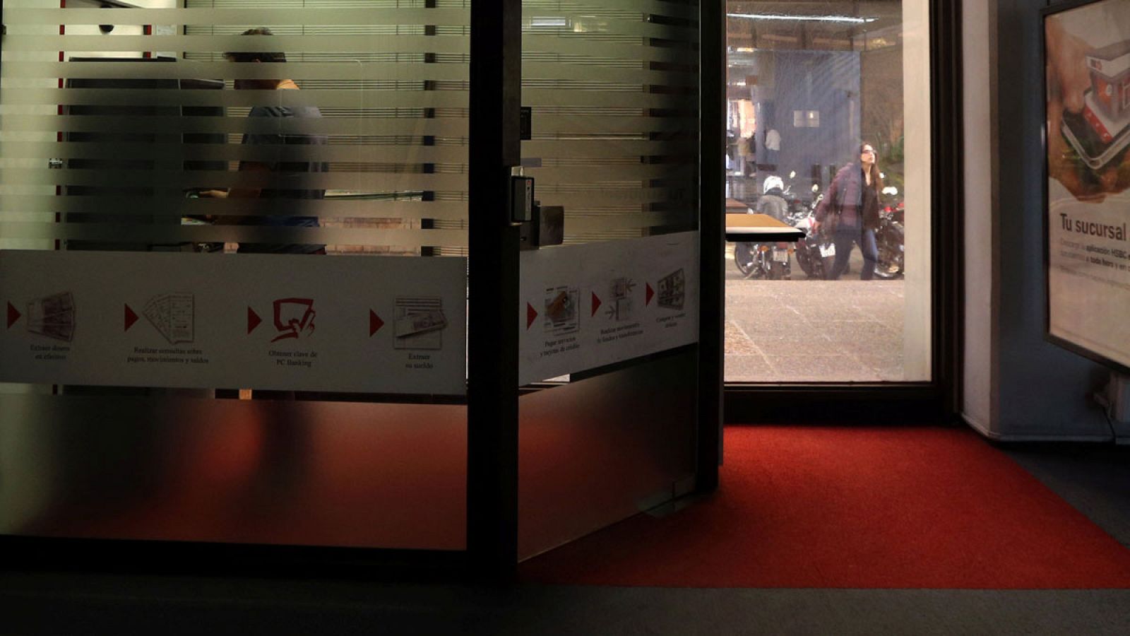 Un hombre saca dinero de un cajero automático