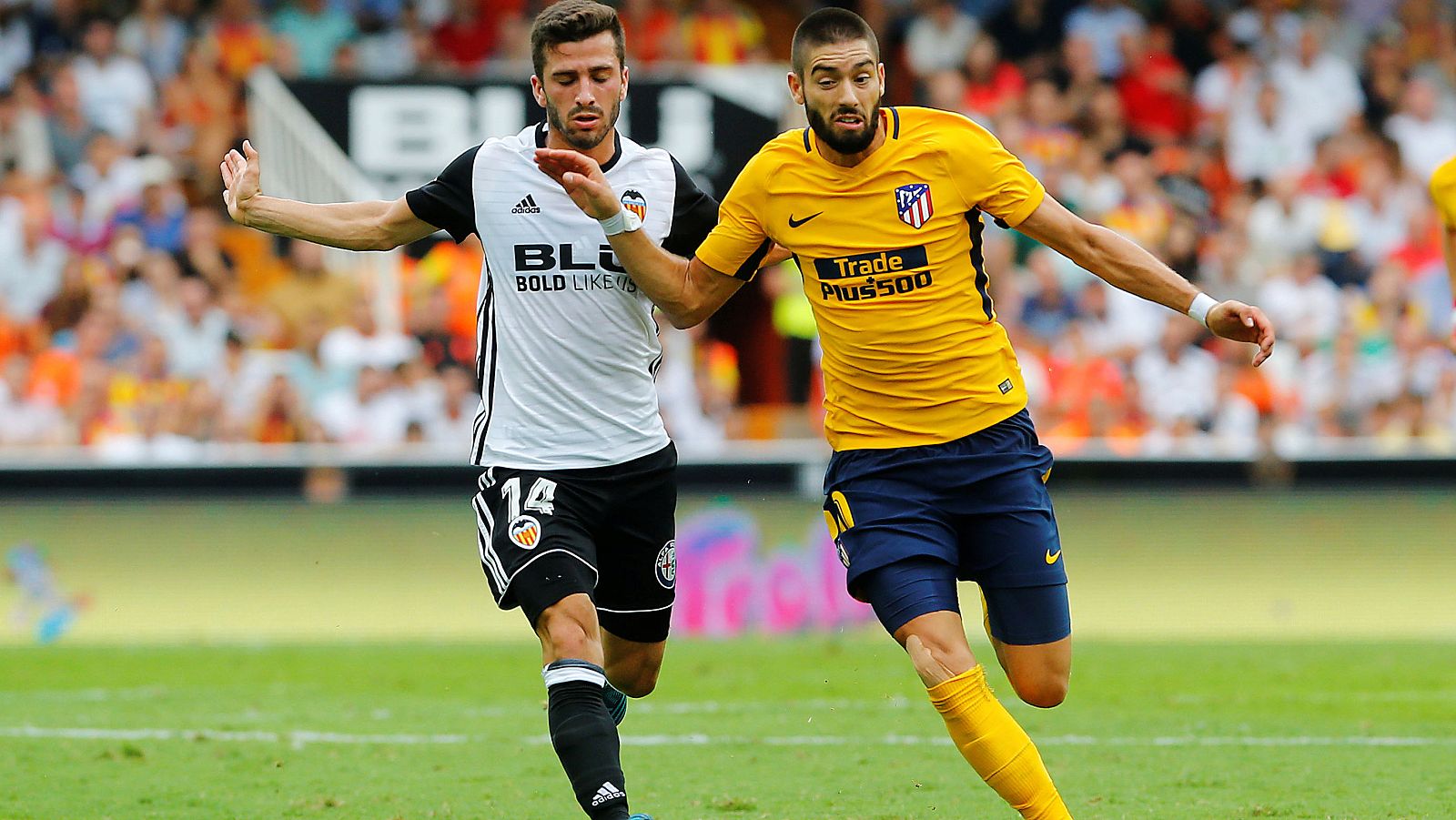 Gayá y Carrasco, en un lance del partido