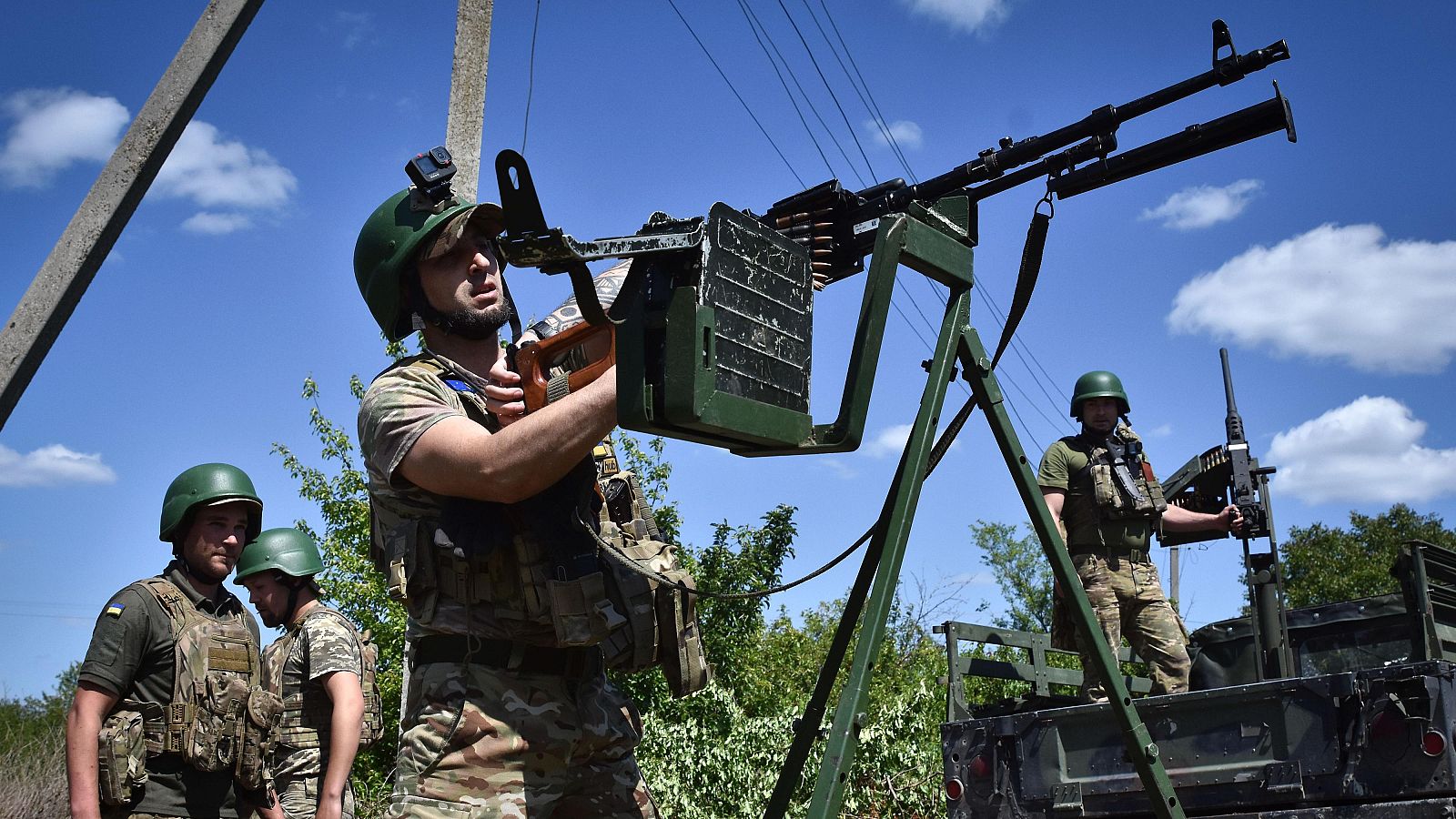Soldados ucranianos de la unidad móvil de defensa aérea de la 141.ª brigada de infantería independiente