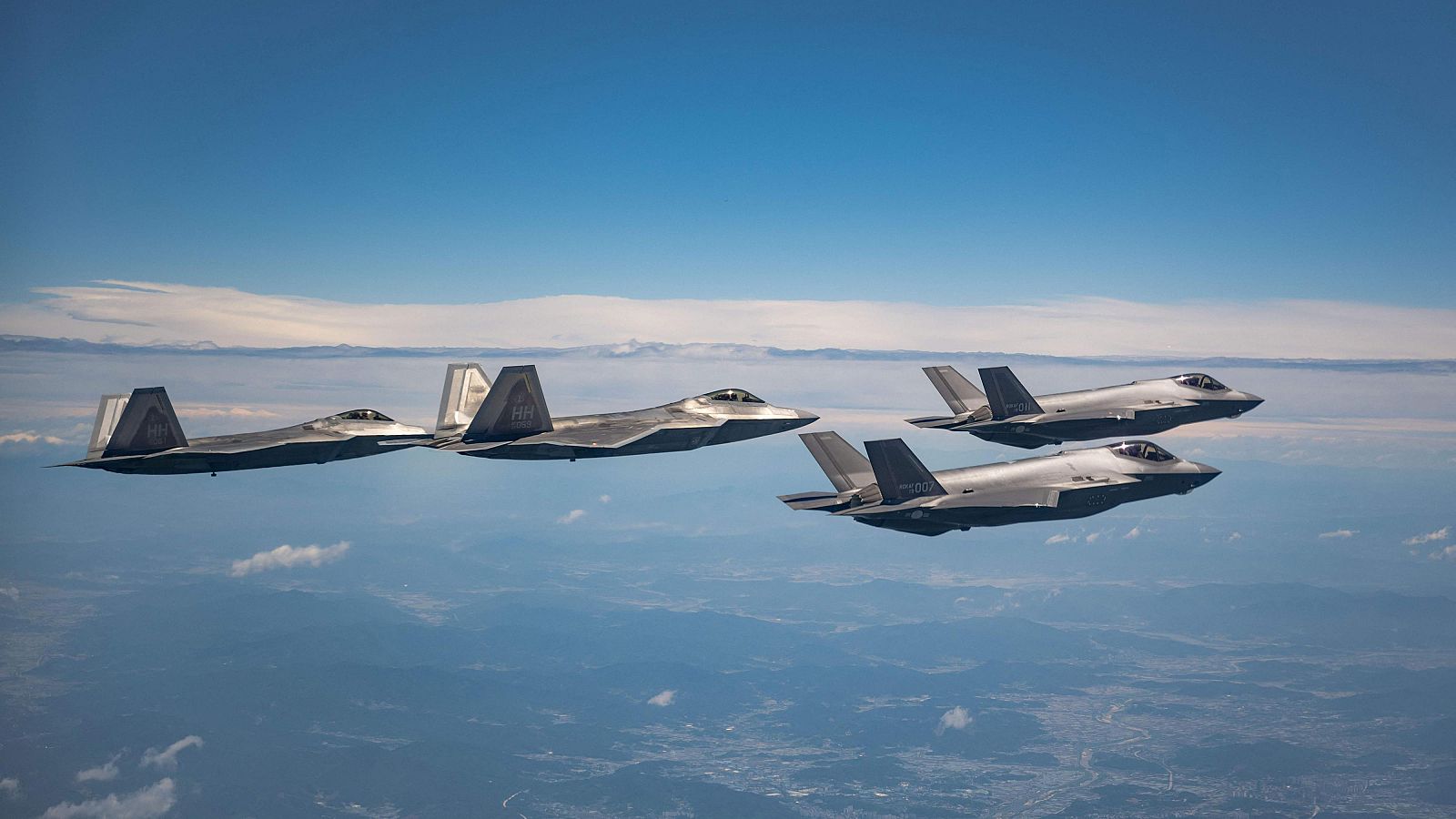 Esta foto muestra dos cazas F-22 de la Fuerza Aérea estadounidense (izq.) volando con dos cazas F-35A de la Fuerza Aérea surcoreana. (AFP)