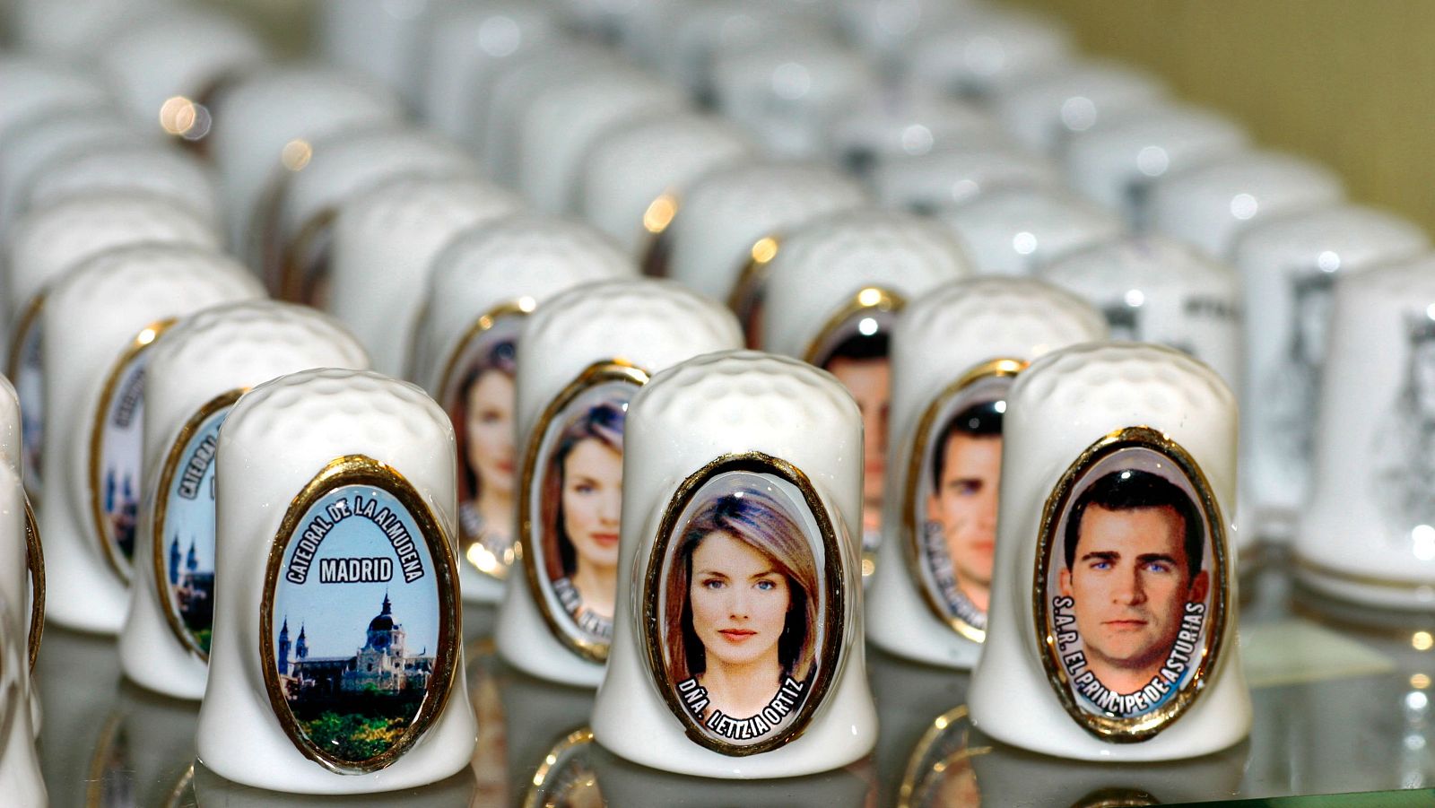 Uno de los muchos objetos que las tiendas comercializaron con motivo de la boda de Felipe VI y Letizia Ortiz