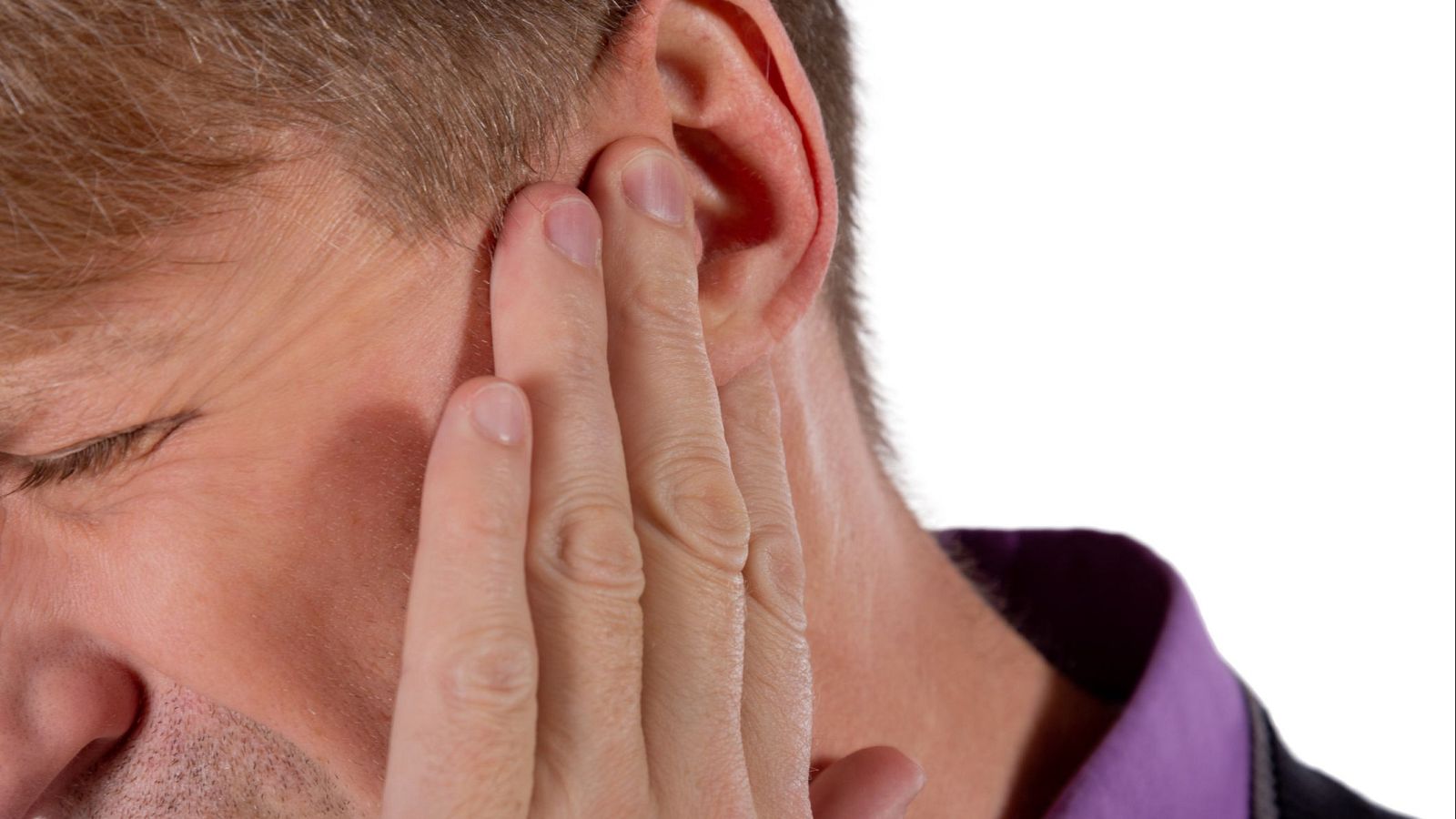 ¿Por qué te pitan los oídos?