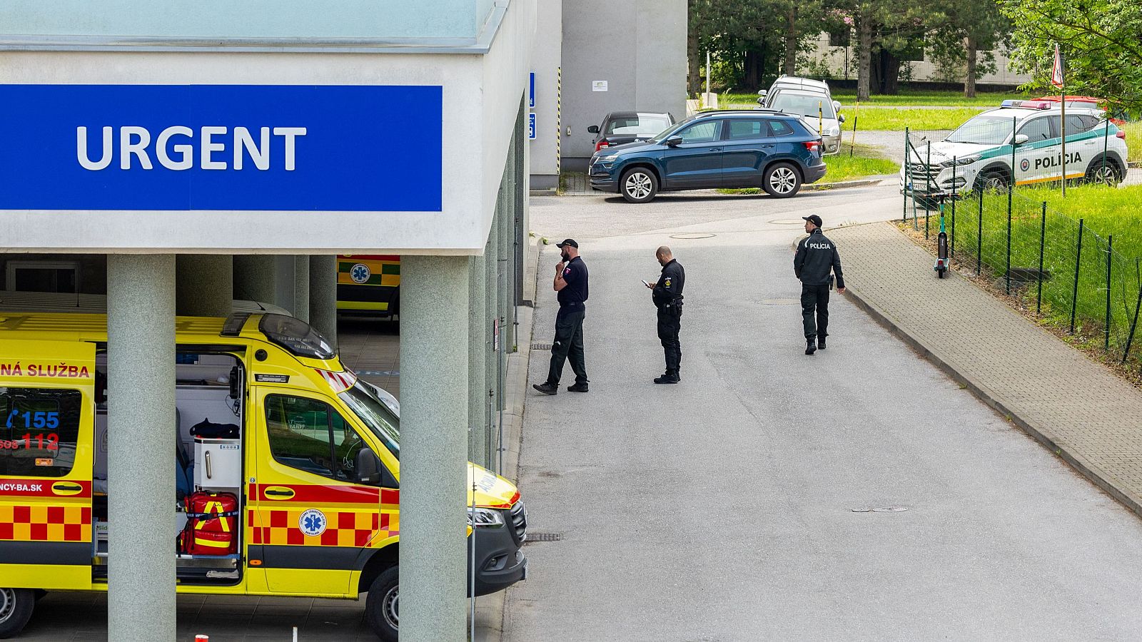 Agentes de policía ante el Hospital Universitario F.D. Roosevelt, donde se encuentra hospitalizado el Primer Ministro eslovaco, Robert Fico.