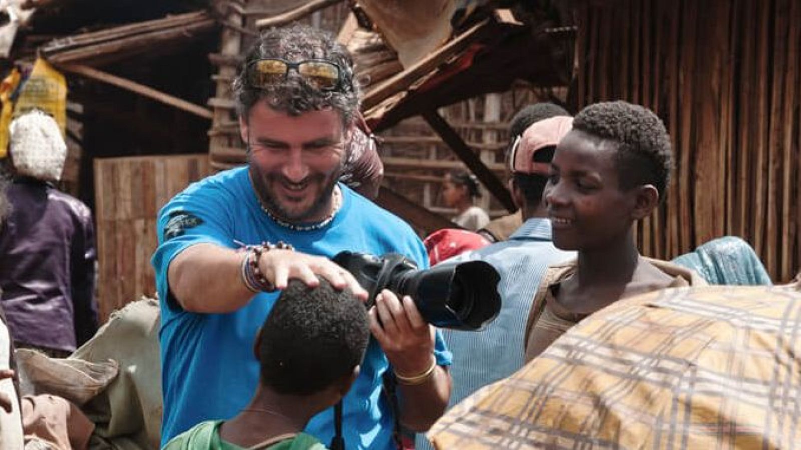 Muere el fotógrafo catalán Toni Espadas en el ataque a un equipo de televisión en Etiopía