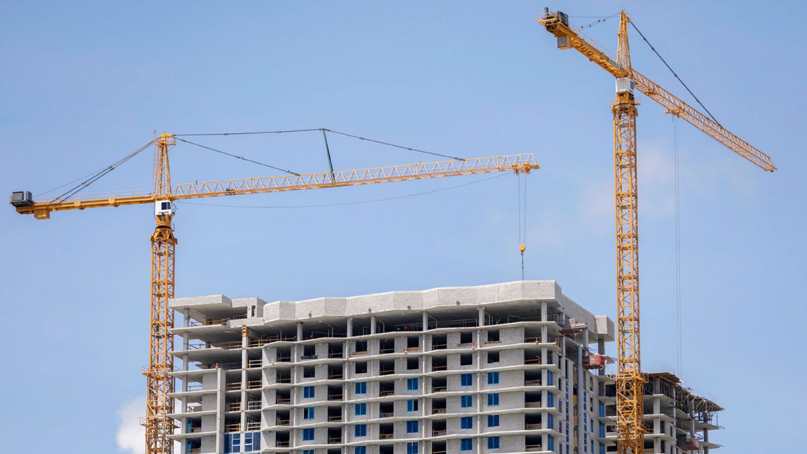 La proliferación de grúas para la construcción en Miami simboliza la recuperación económica local tras la crisis inmobiliaria de 2008.
