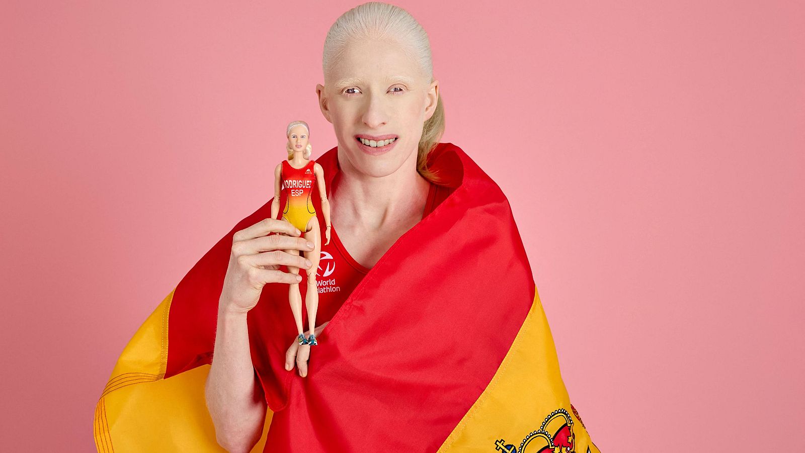 La paratriatleta española Susana Rodríguez posa con una muñeca Barbie