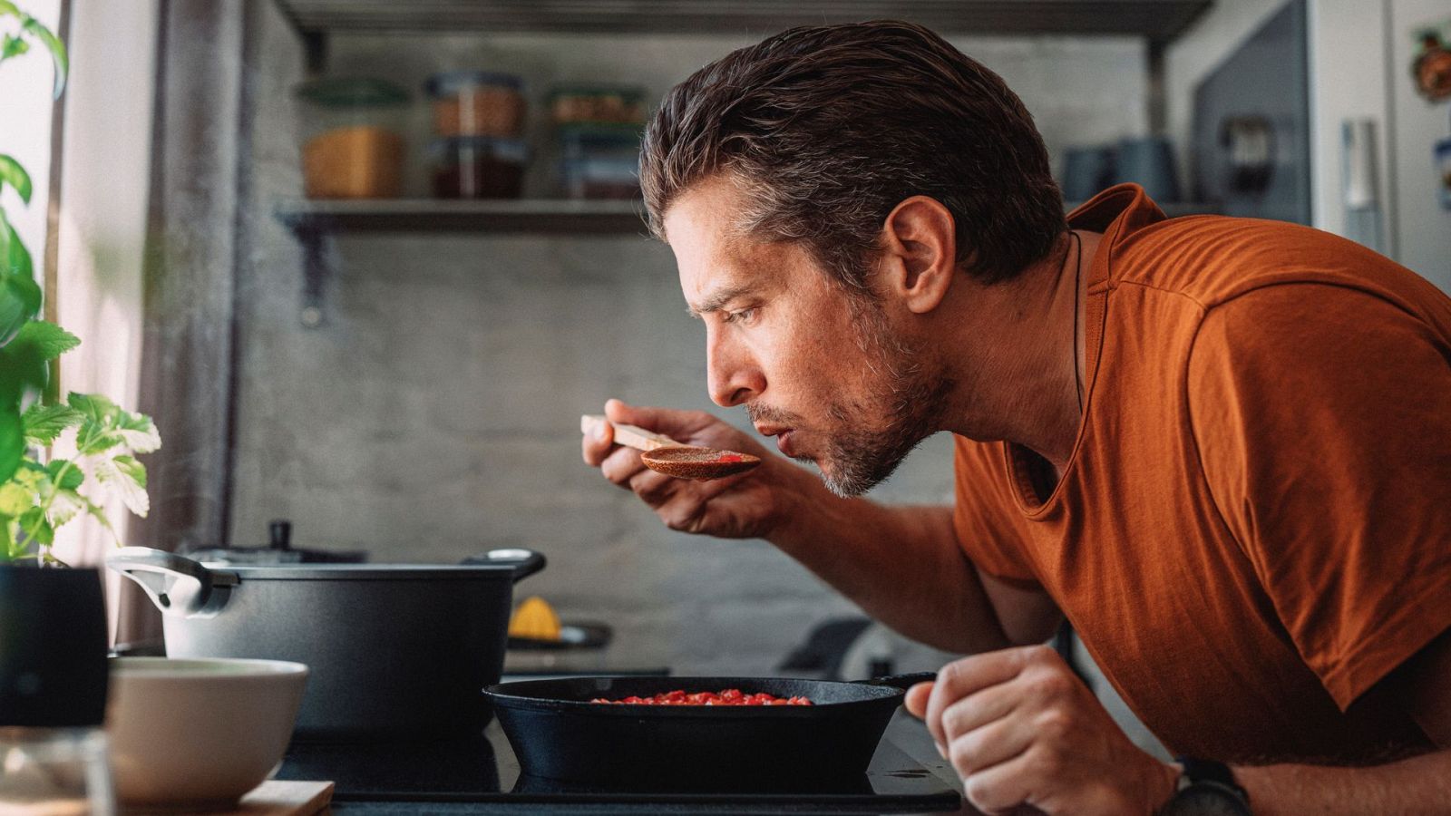 El nutricionista Aitor Sánchez explica cómo cambian los nutrientes dependiendo del cocinado