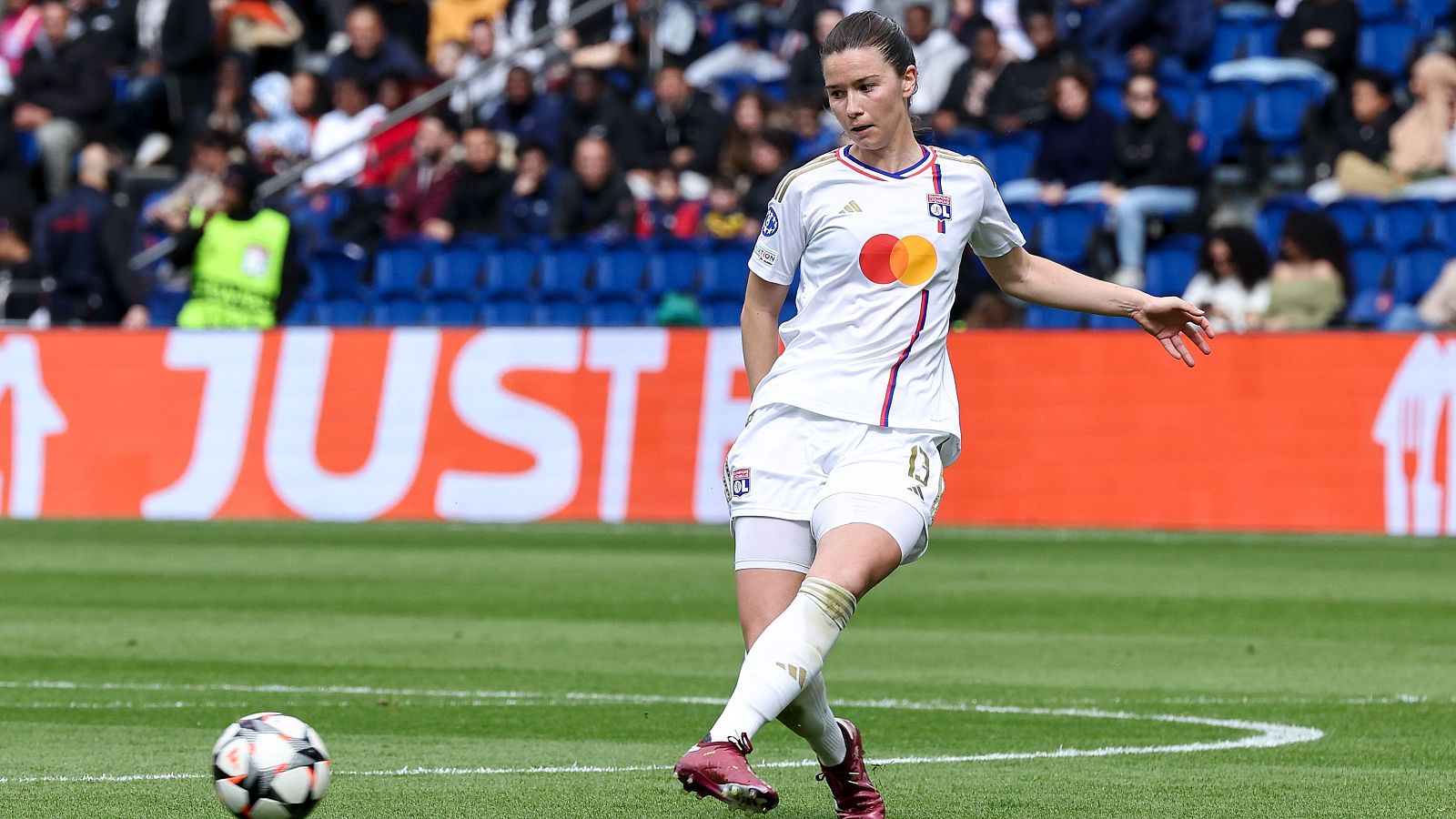 Damaris Egurrola, ex jugadora del Athletic, en un partido con la Selección